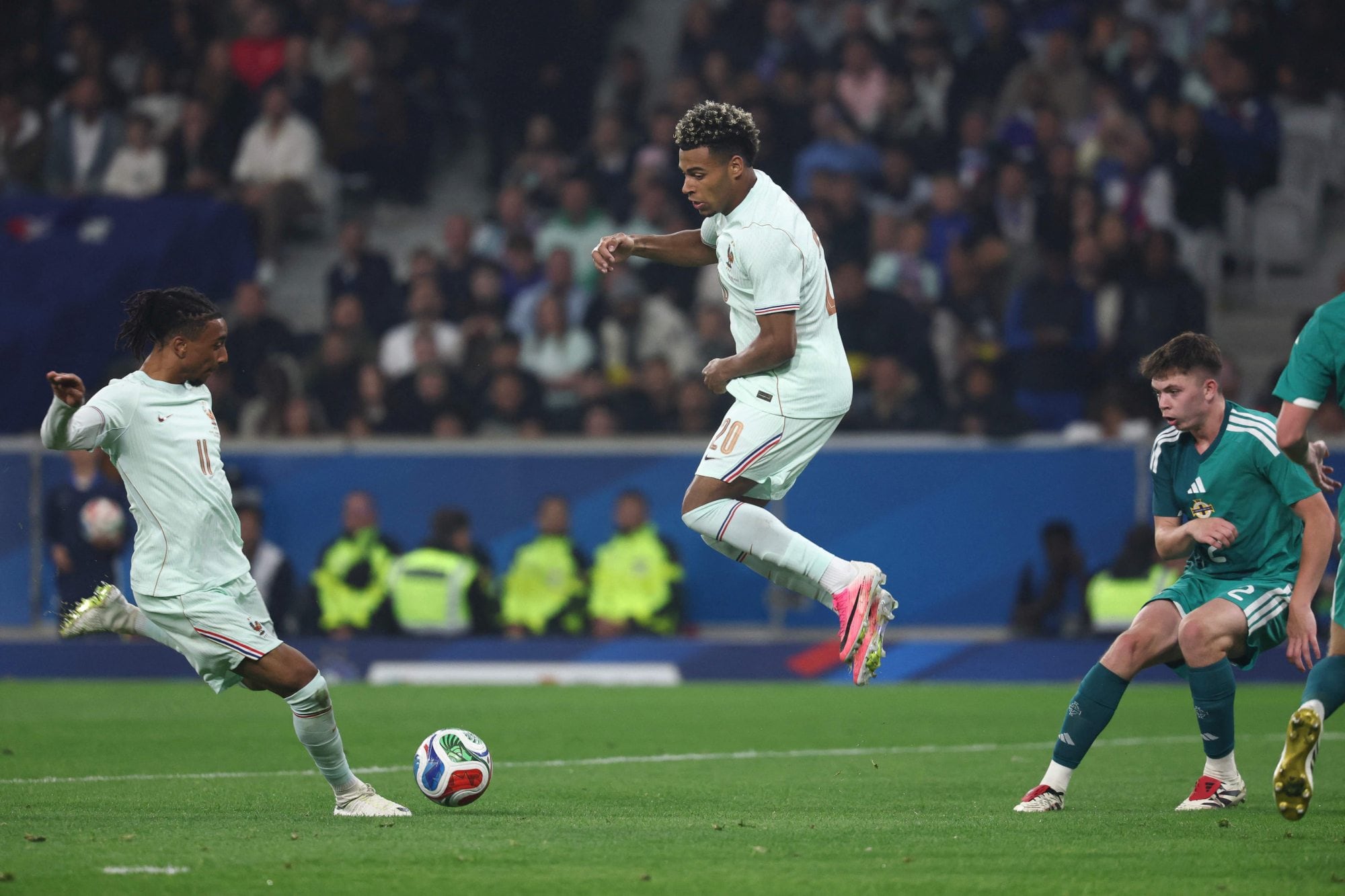 Olise, de zurda, marca su segundo gol