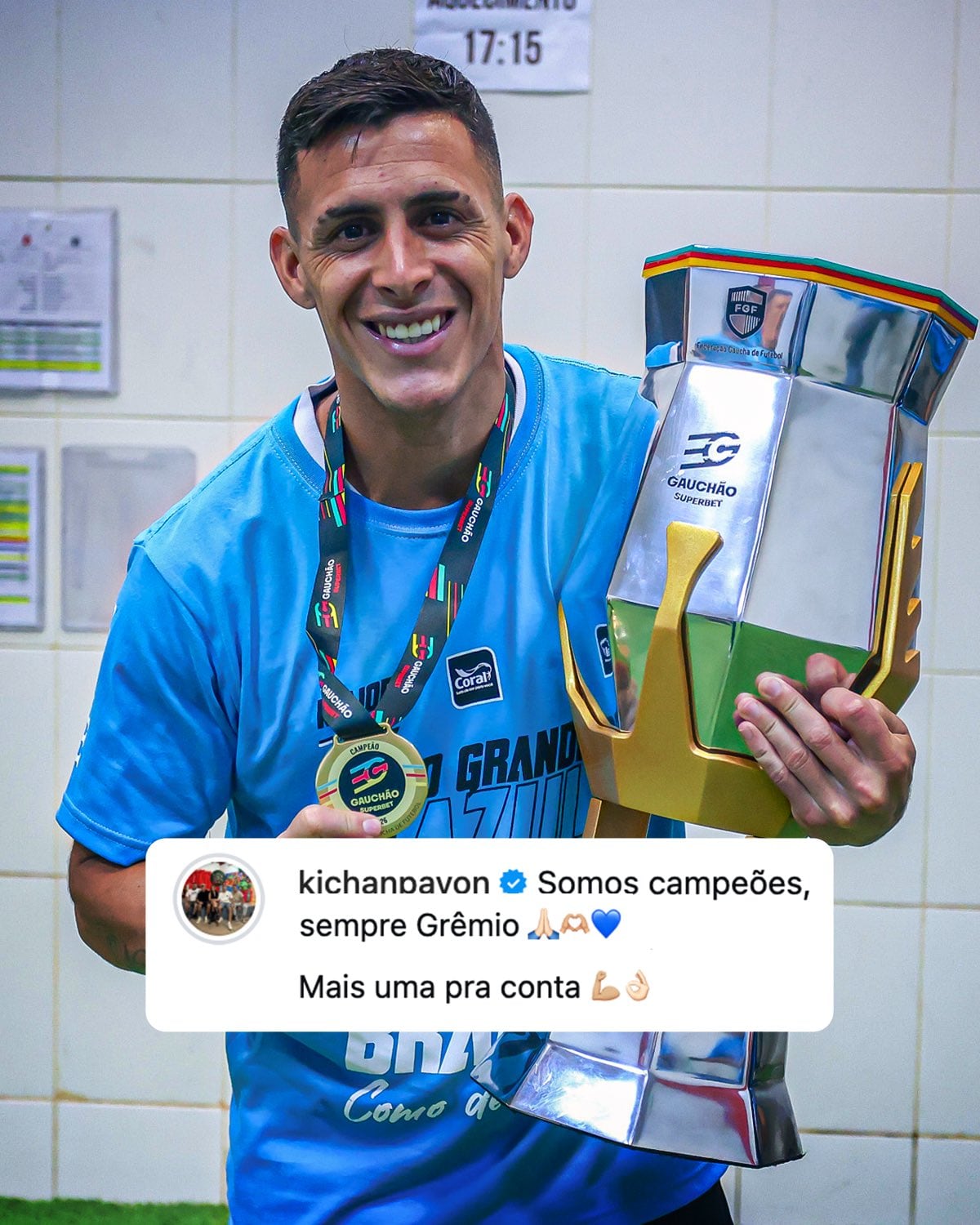 Pavón con la Copa del Campeonato Gaucho, en la victoria global de Gremio por 4-1 ante Inter