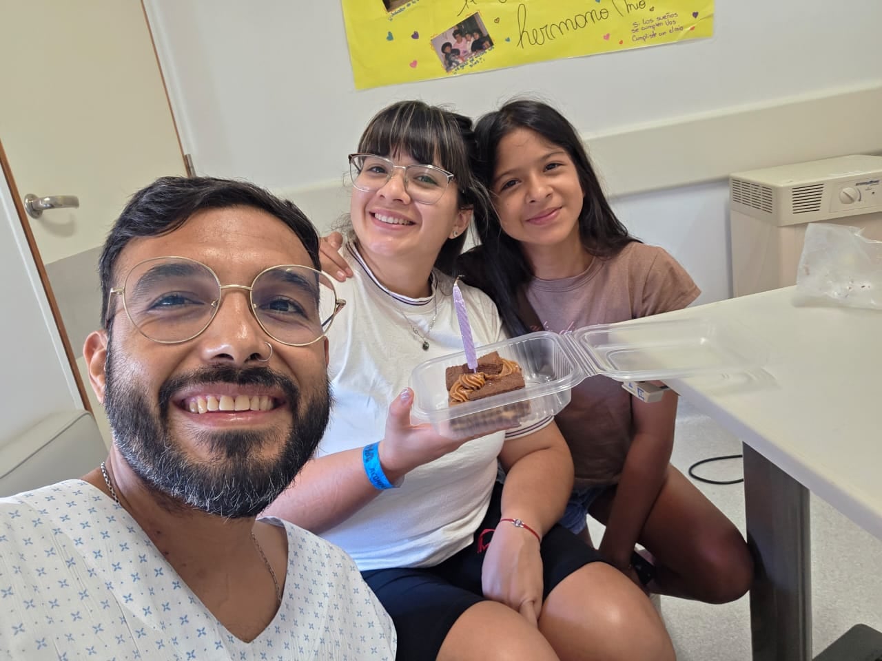 Con su actual pareja y la hija de ella.