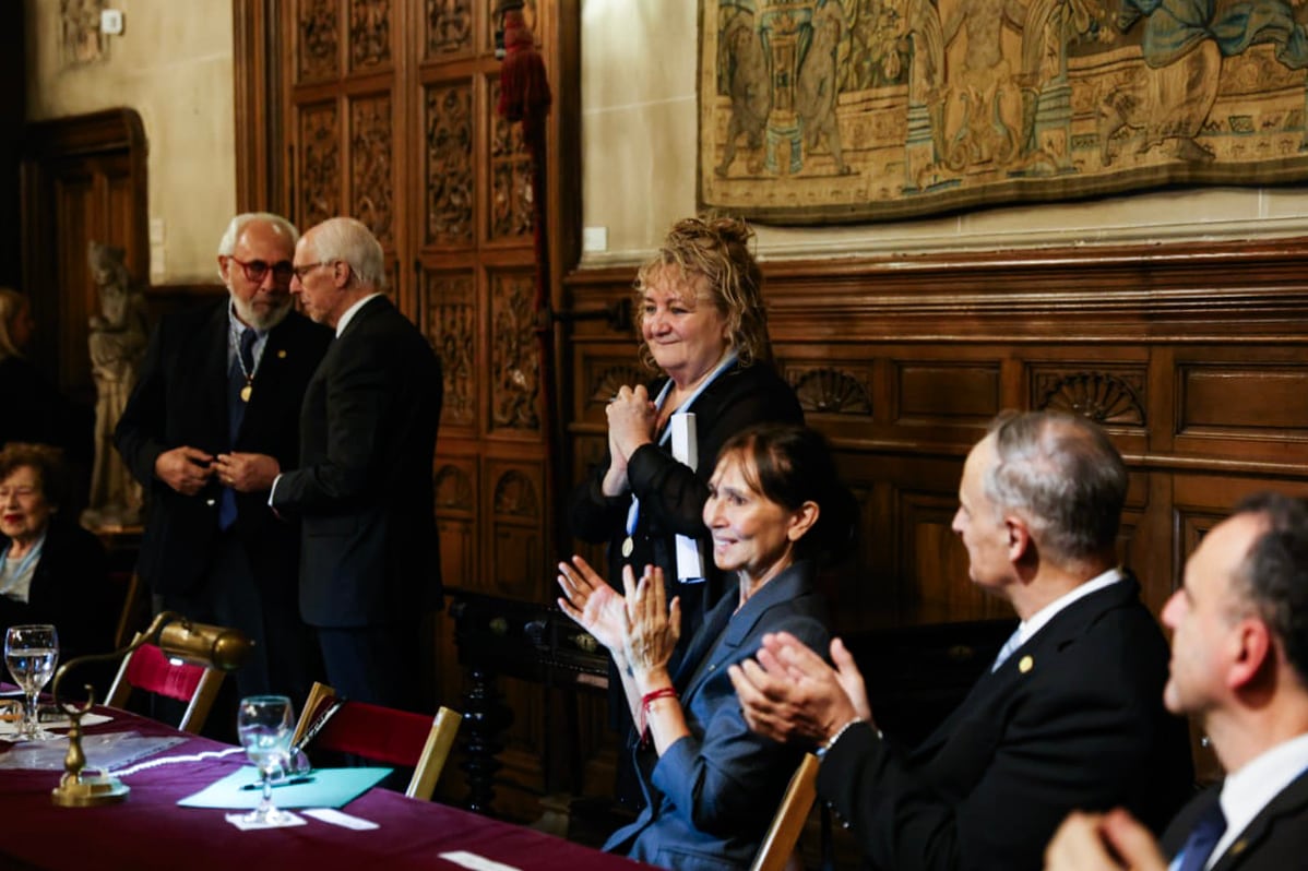 Esther Cross (en la foto, sentada) pronunció el discurso de bienvenida de la flamante académica Ángela Pradelli
