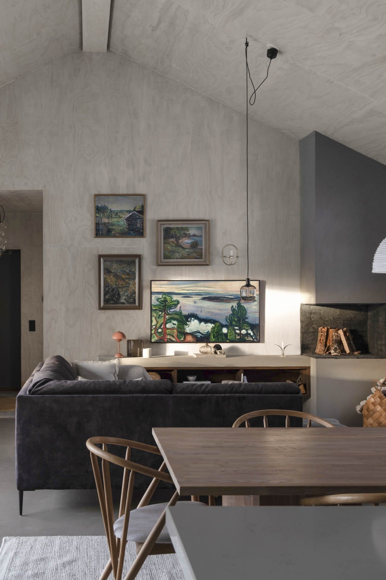 En nuestra edición de julio, sale este living en Suecia. Con cuadros comprados en mercados de pulgas rodearon la TV, que pasa desapercibida con una imagen del mismo estilo en modo stand by. Bastante bien, ¿no?