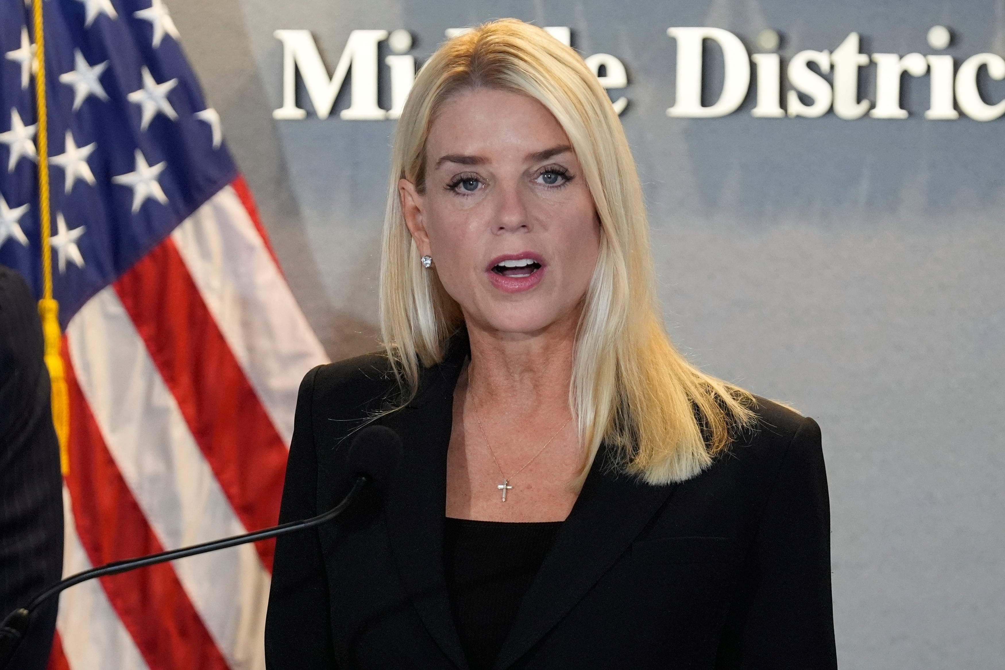 La secretaria de Justicia de Estados Unidos, Pam Bondi, habla en una conferencia de prensa. Bondi prometió una investigación con