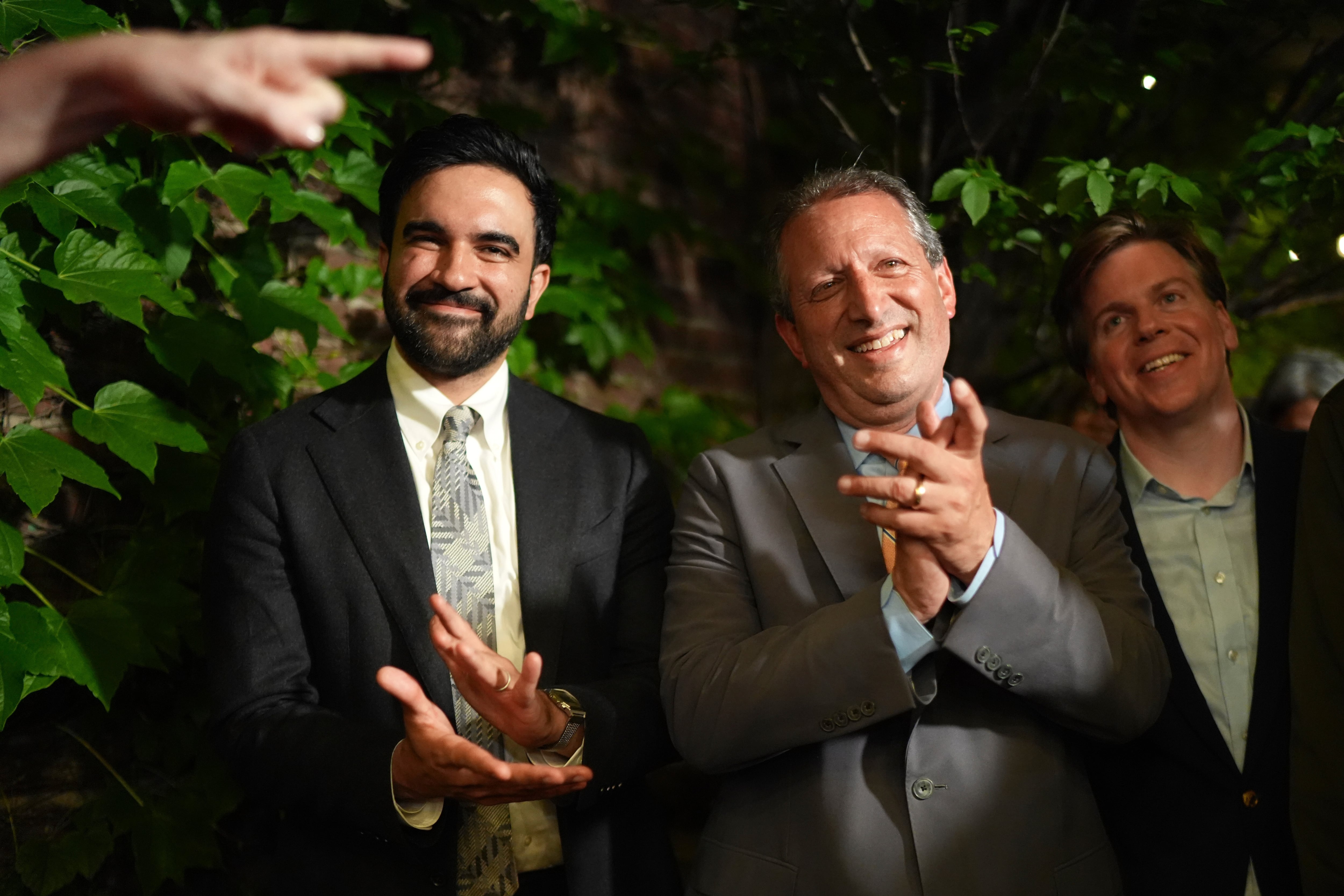 El candidato congresional demócrata Brad Lander con el alcalde de la ciudad de Nueva York Zohran Mamdani, en Nueva York