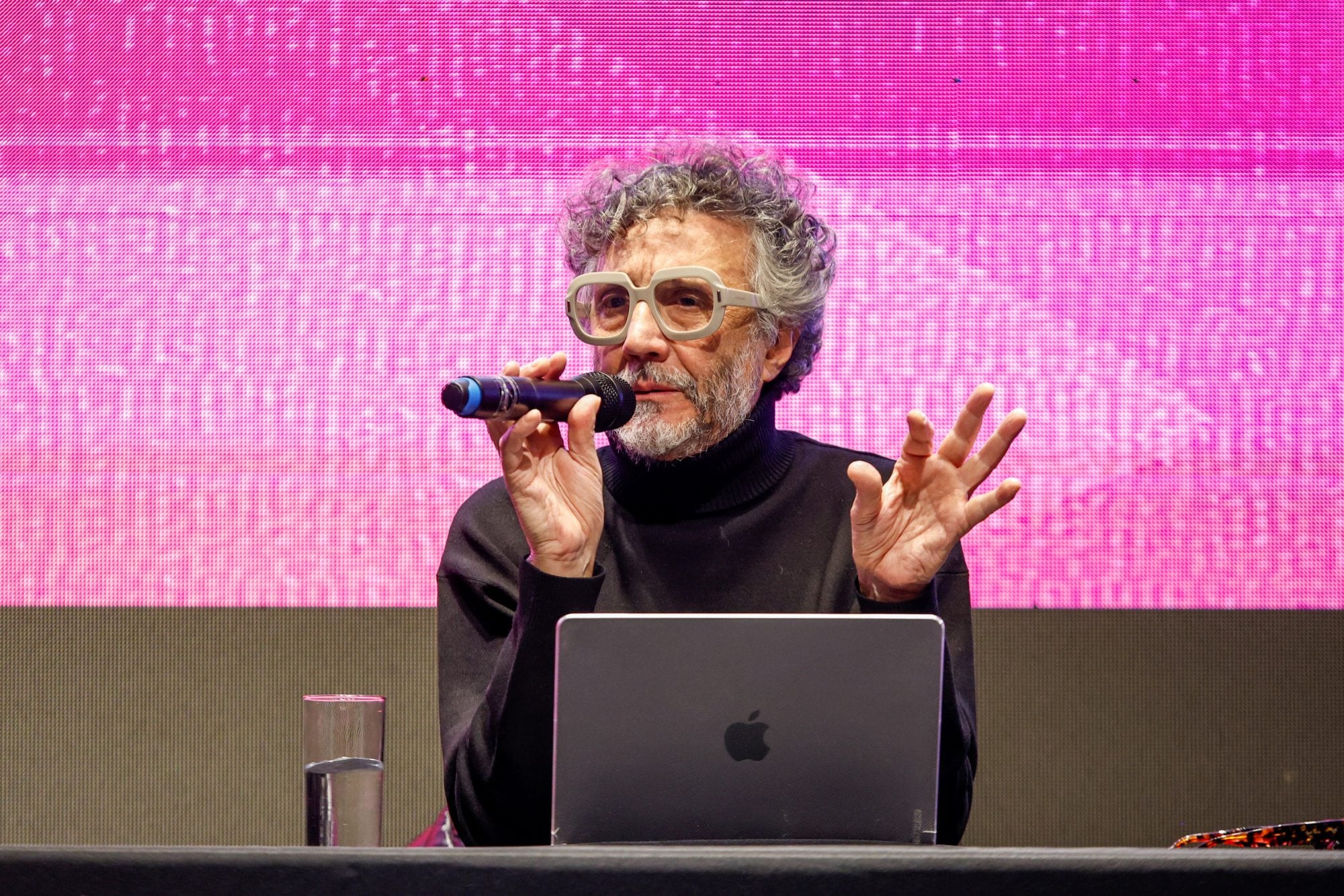 Fito Páez leyendo el extracto de un ensayo