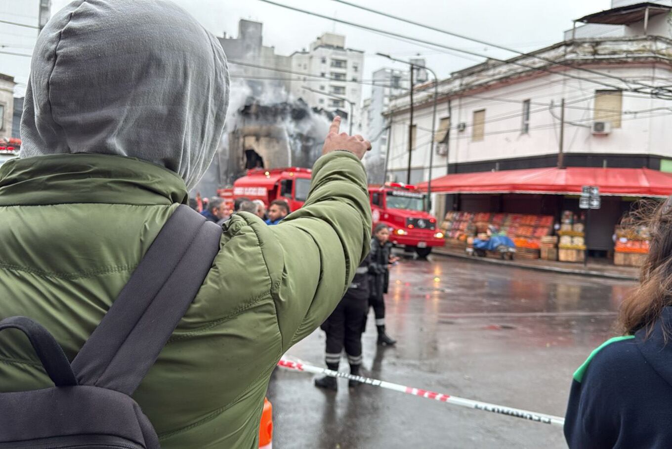 Lautaro Marturano, uno de los evacuados, señala el edificio incendiado
