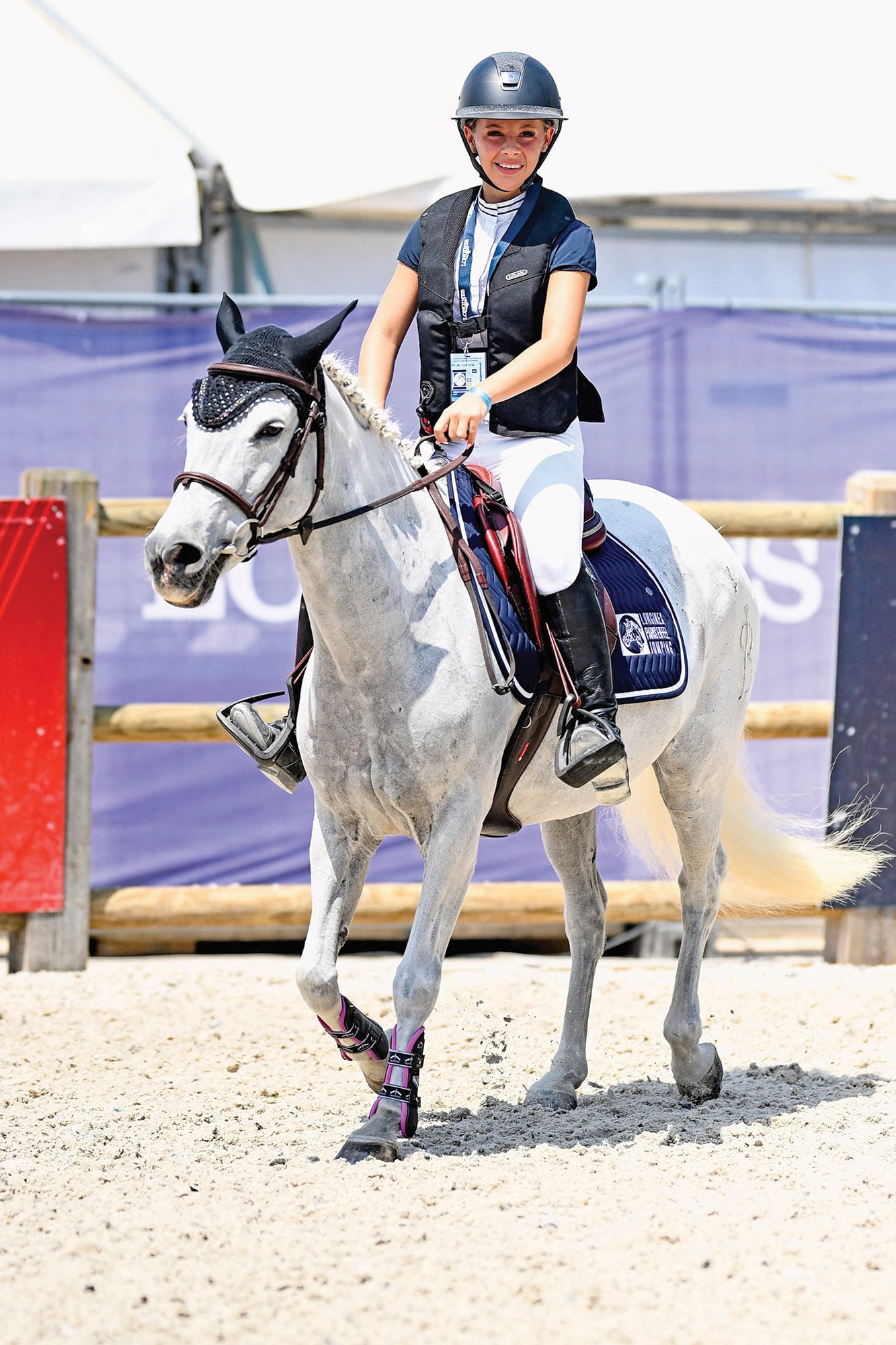 Montada en su adorada yegua, la amazona de 14 años en plena competencia