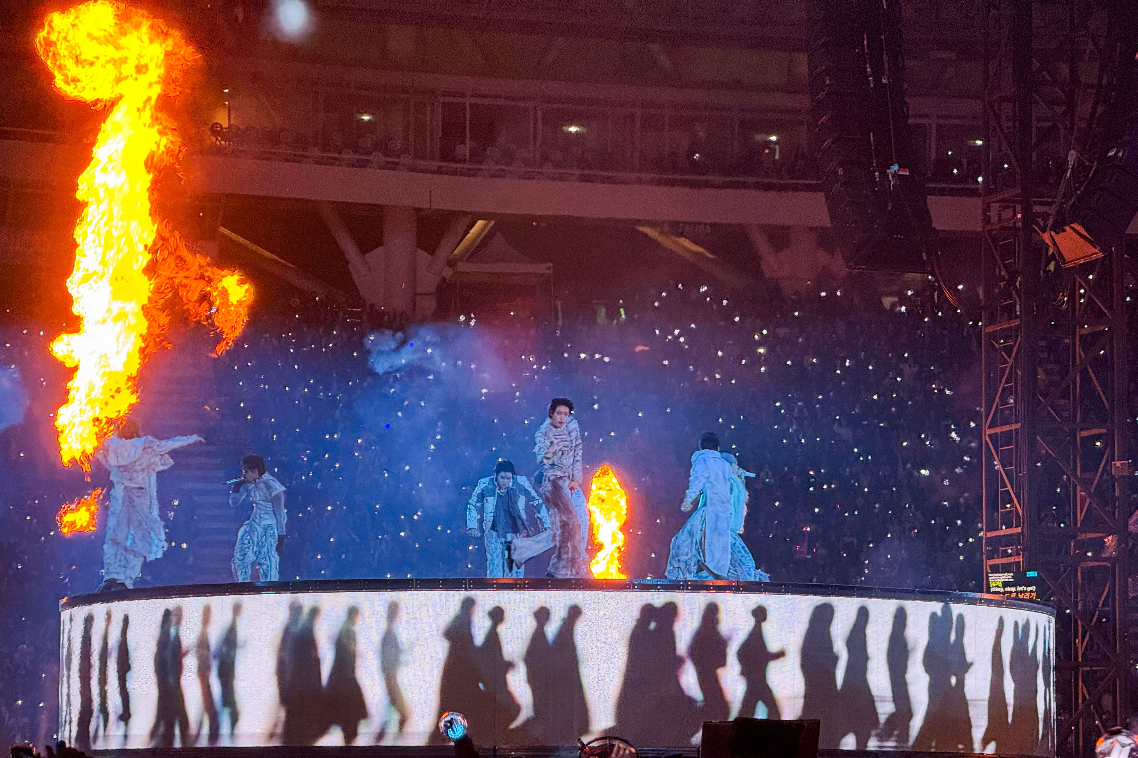 Fenómeno k-pop: así se vive el furor por BTS en su primer show en la Argentina 6 Jin, Suga, J-Hope, RM, Jimin, V y Jungkook, en el escenario