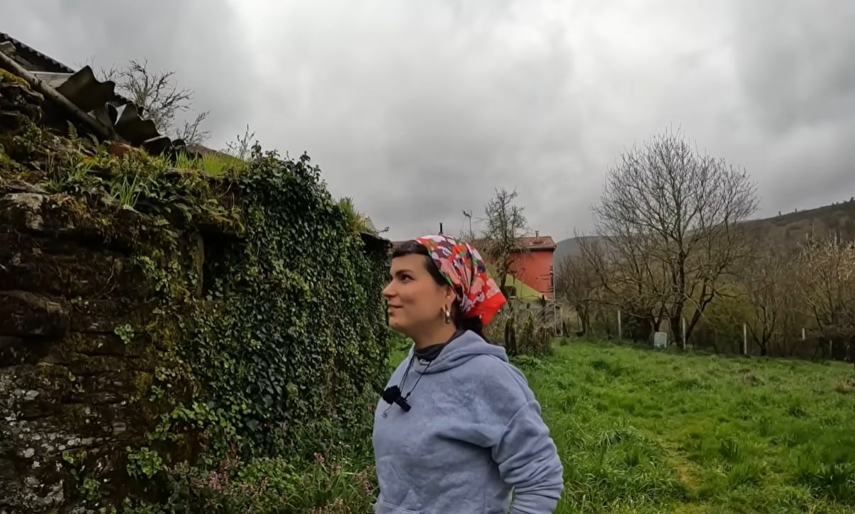 La joven dejó Madrid para instalarse en una aldea de apenas nueve habitantes (Captura: YouTube @hilux_aventura)
