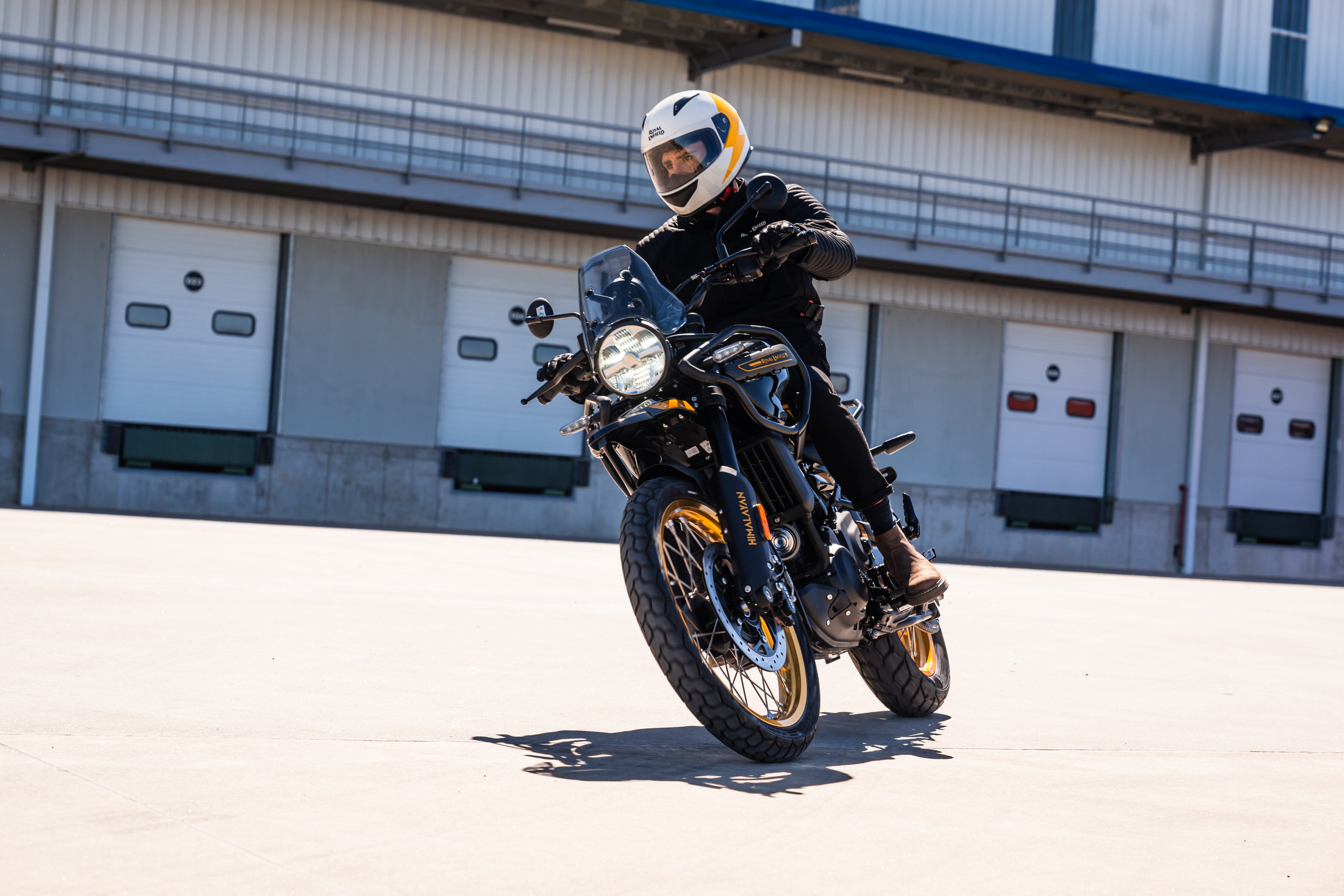 La Himalayan 450 en movimiento en las afueras de la fábrica del grupo SIMPA en Pilar (Prensa Royald Enfield)