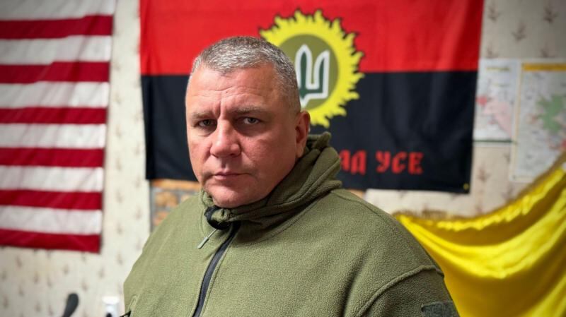 El coronel Andriy Verlatyy dice que las fuerzas armadas no tenían mucha confianza en las mujeres, pero eso ha cambiado con el tiempo