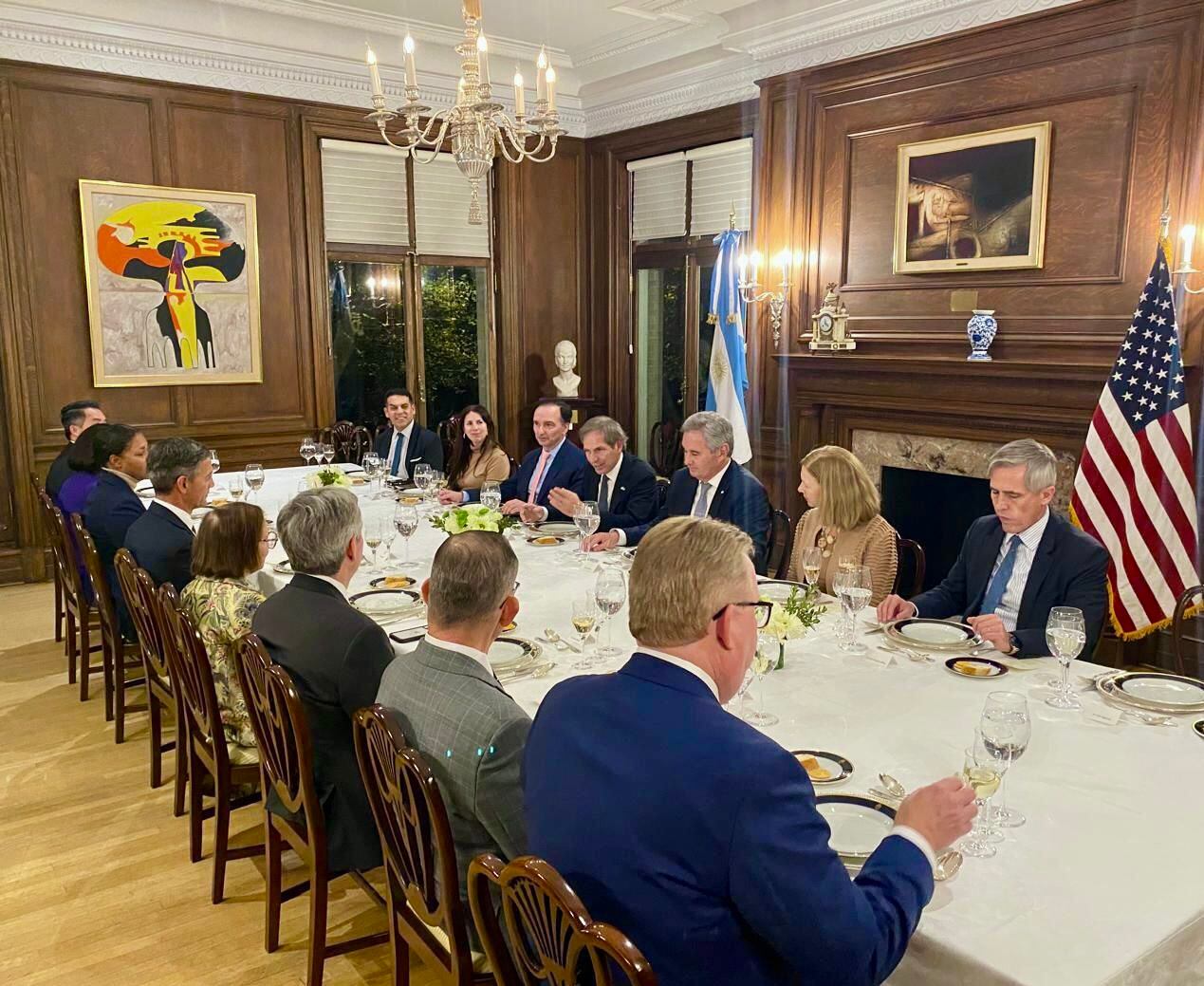 El canciller argentino Pablo Quirno participó de una cena en la embajada argentina con miembros del Council of the Americas.