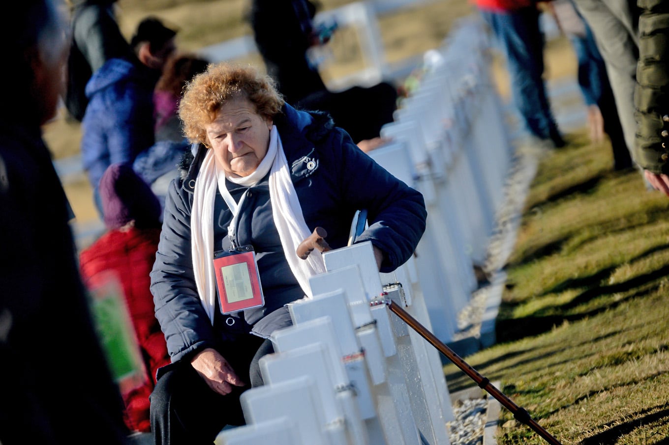 Malvinas: en una histórica ceremonia las familias de 90 soldados pudieron rendirles homenaje en tumbas con nombre, hubo aplausos para el militar británico que los sepultó