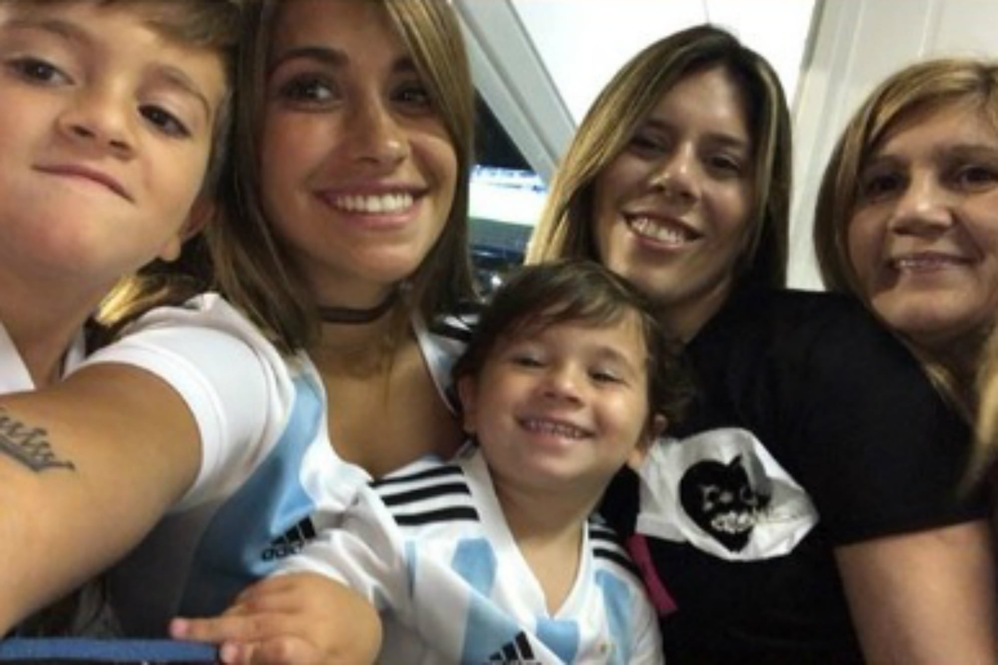 Antonela junto a sus hijos Thiago y Mateo, más María Sol y Celia, la hermana y la mamá de Messi