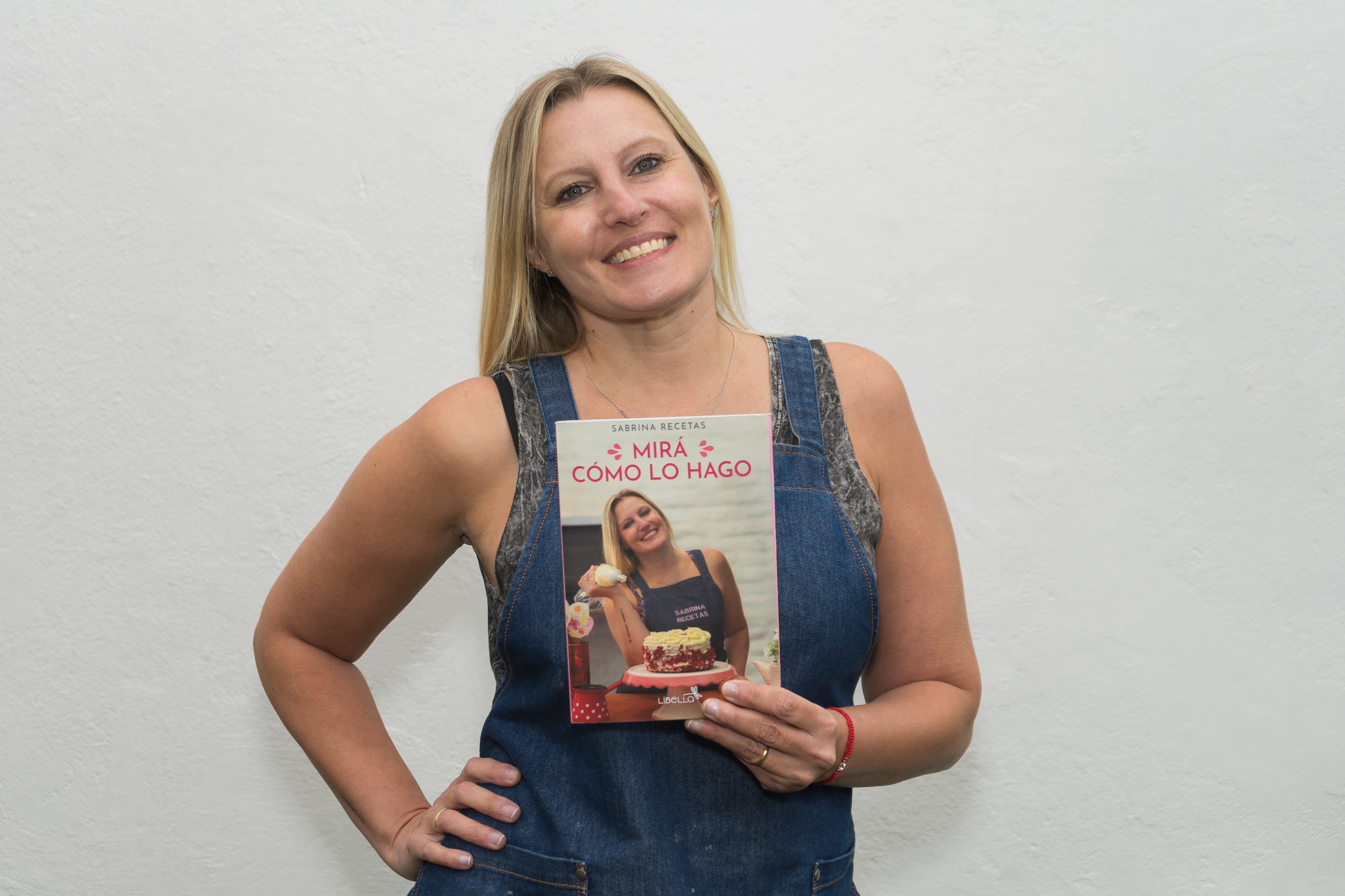 Orgullosa, sostiene su primer libro.
