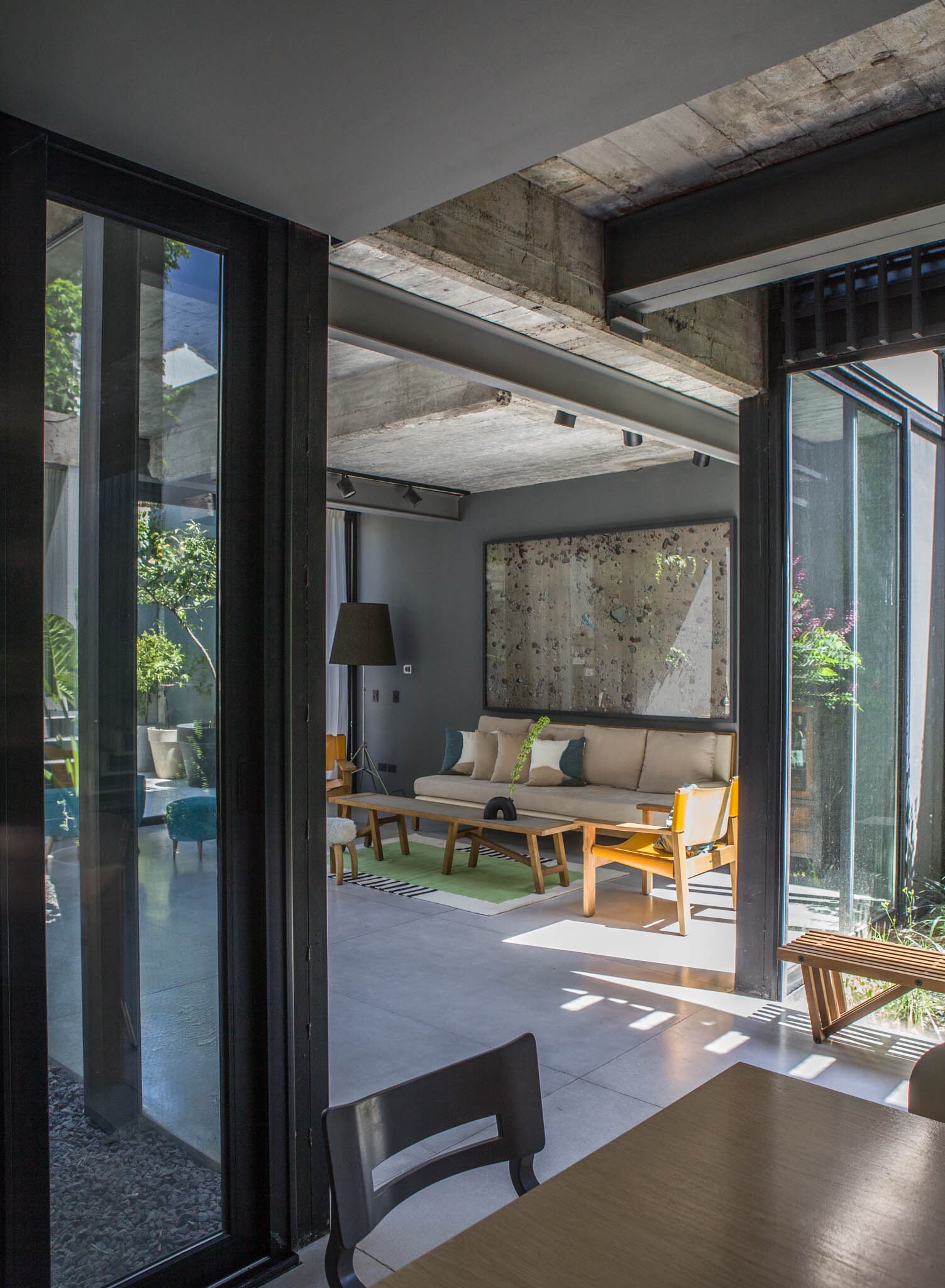 Aberturas de PVC negras (Perfiles y Servicios)