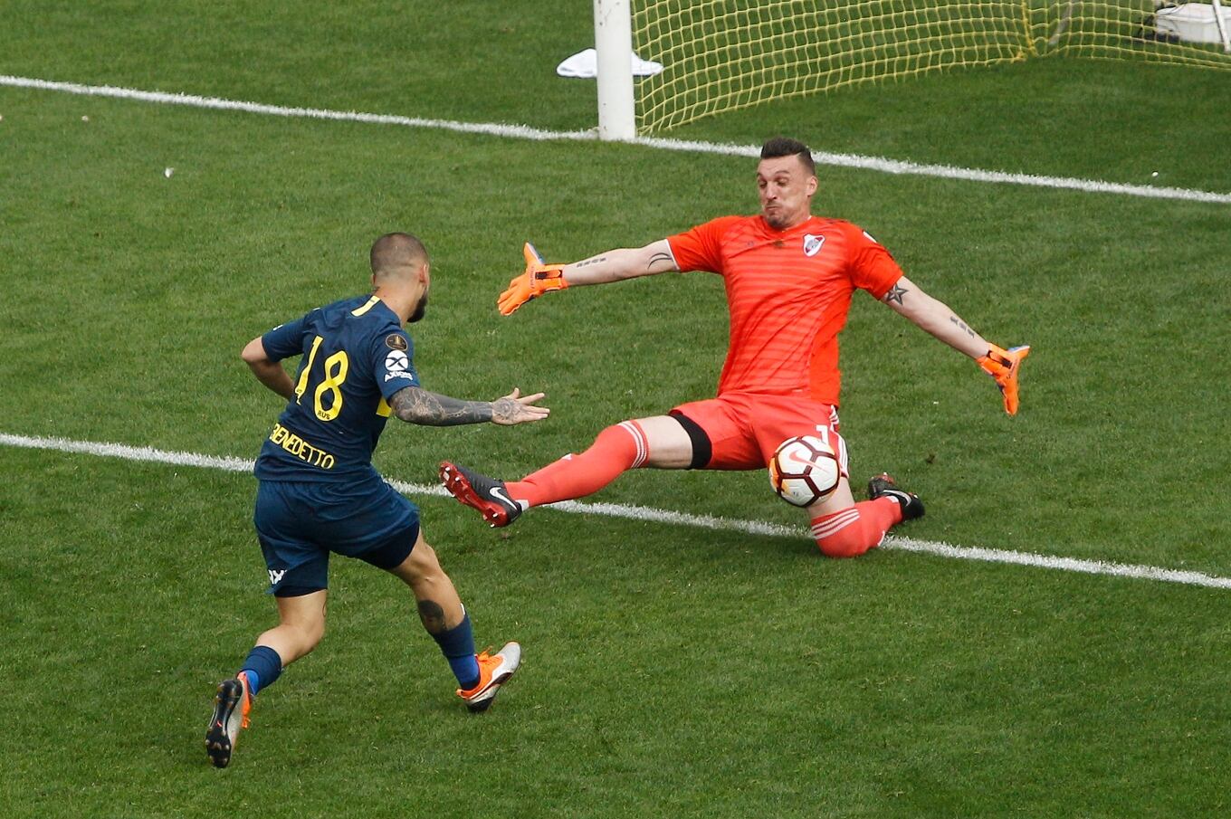 Armani y una atajada histórica ante Benedetto en la inolvidable final de la Copa Libertadores 2018