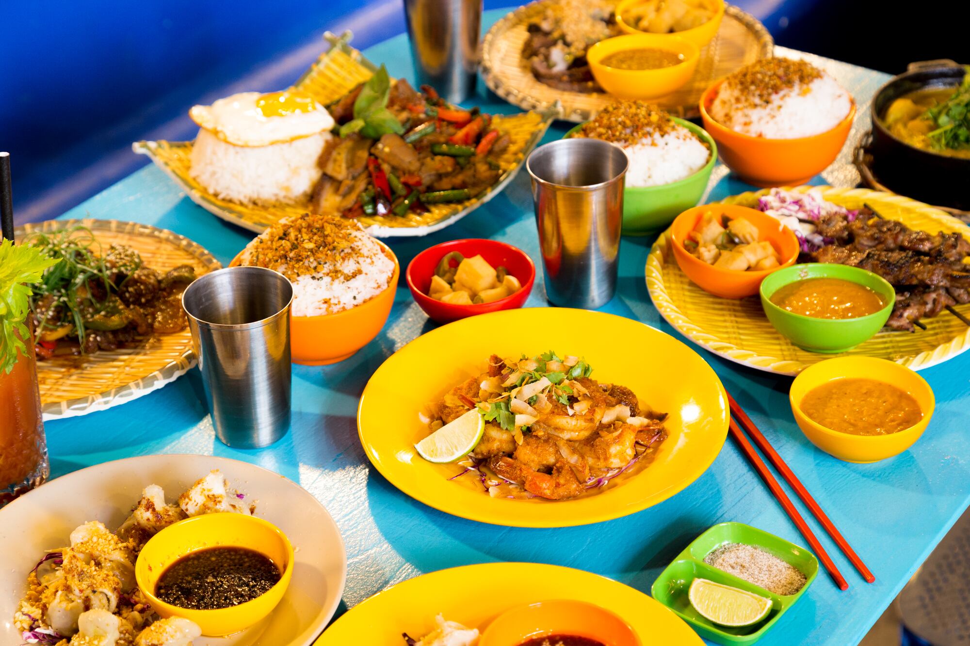 Variedad de platos en la cantina asiática