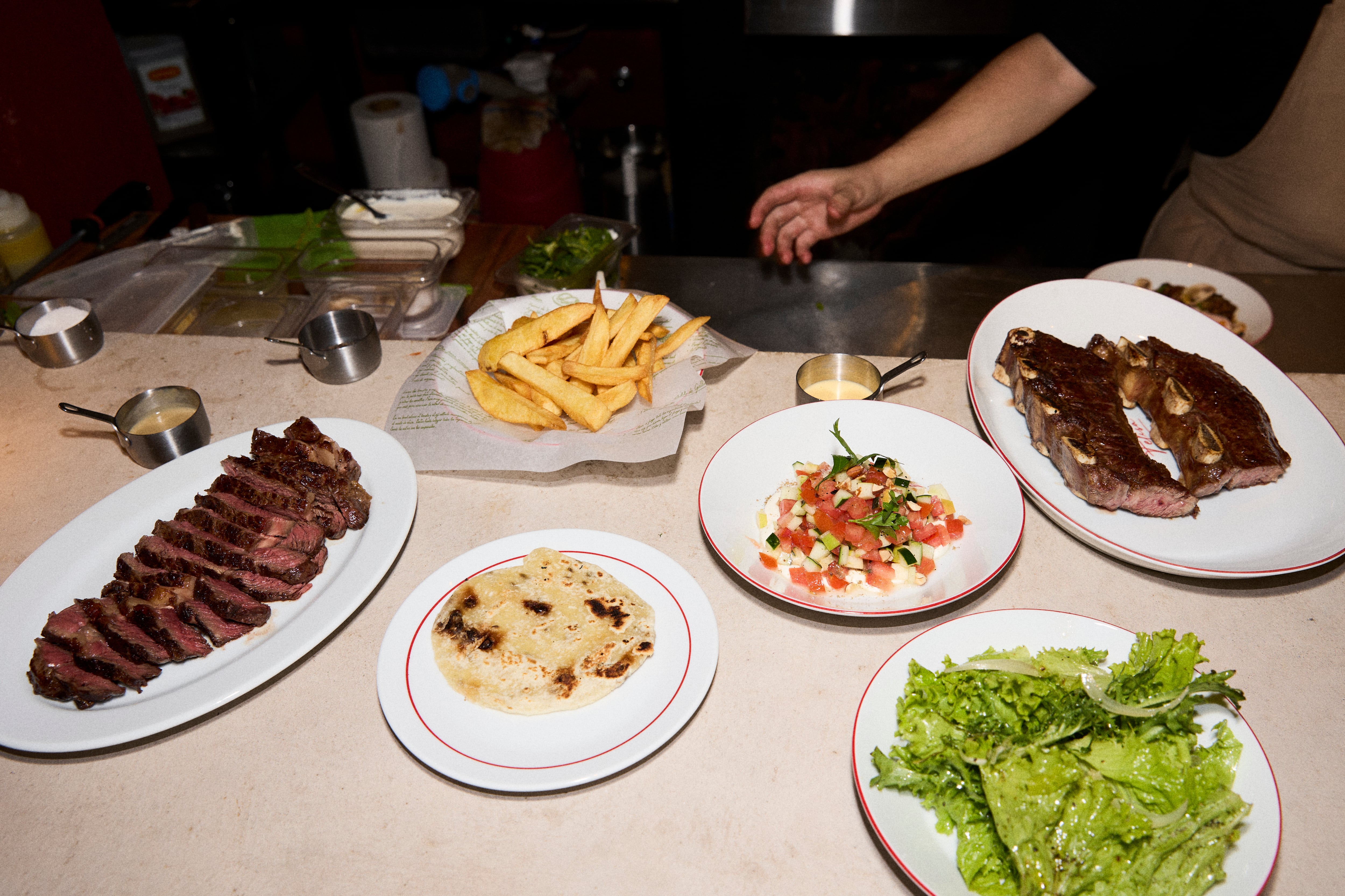 De izquierda a derecha: vaca vieja, papas fritas, ensalada Felisa y asado del centro de Felisa Parrilla