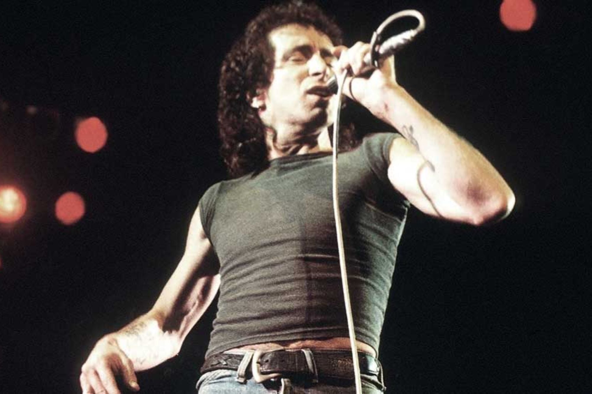 Alcohol, rock y descontrol: la noche de excesos que terminó con la vida de Bon Scott, vocalista de AC/DC