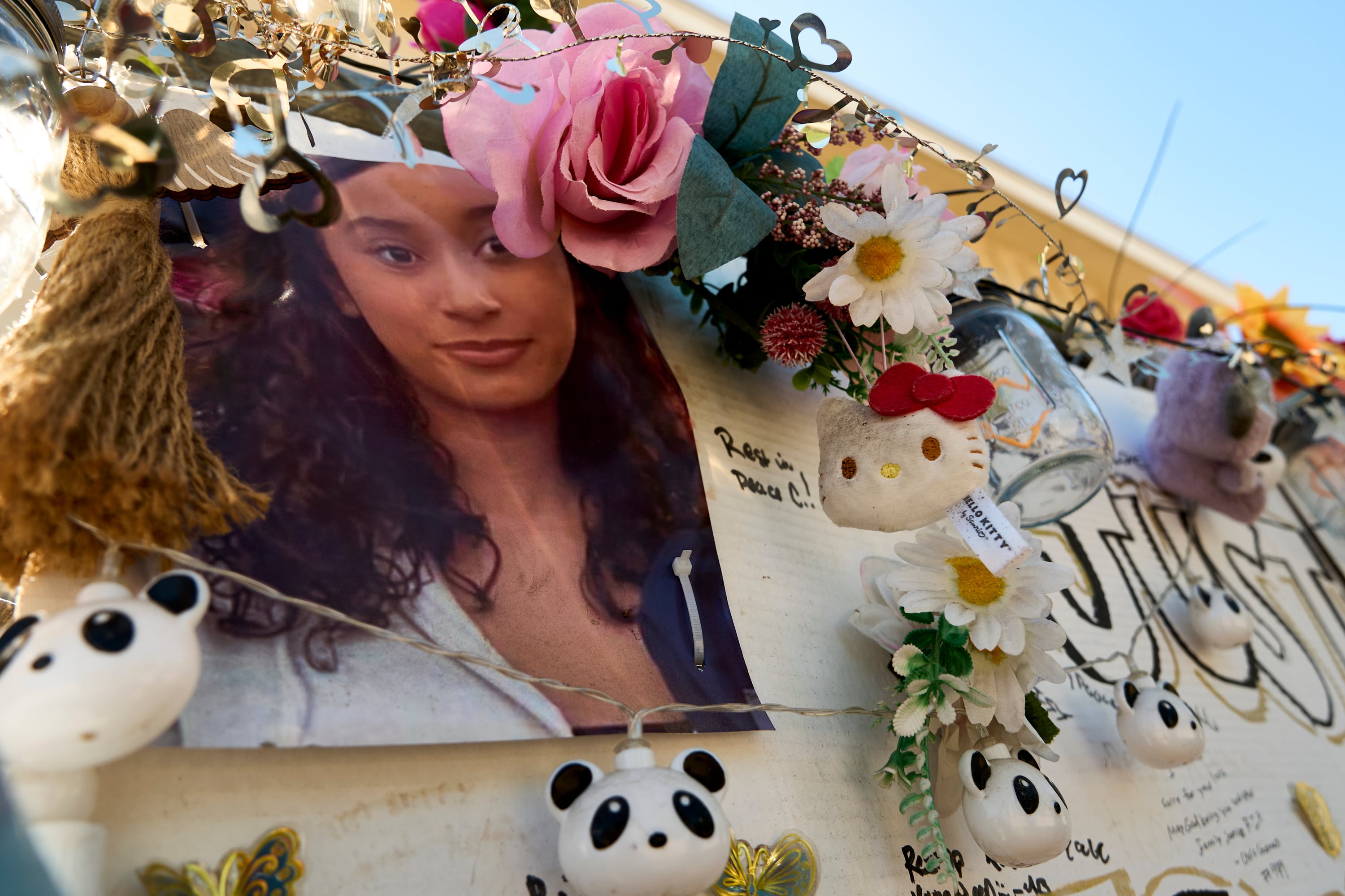 Una ofrenda en honor a Celeste Rivas Hernández, cuyo cuerpo fue hallado dentro de un vehículo propiedad del cantante D4vd, se exhibe frente a su domicilio en Lake Elsinore, California