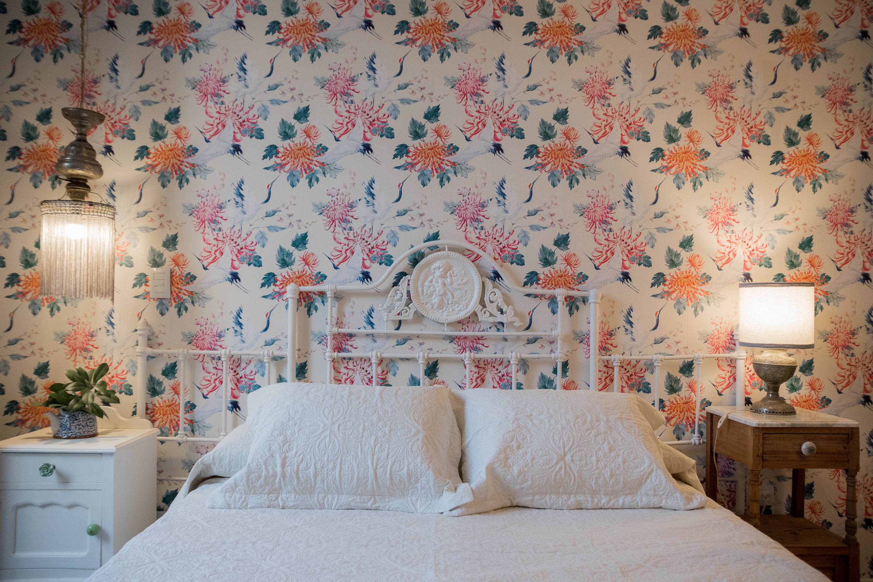 El hotel cuenta con seis cuartos, cada uno decorado con su propio estilo y personalidad