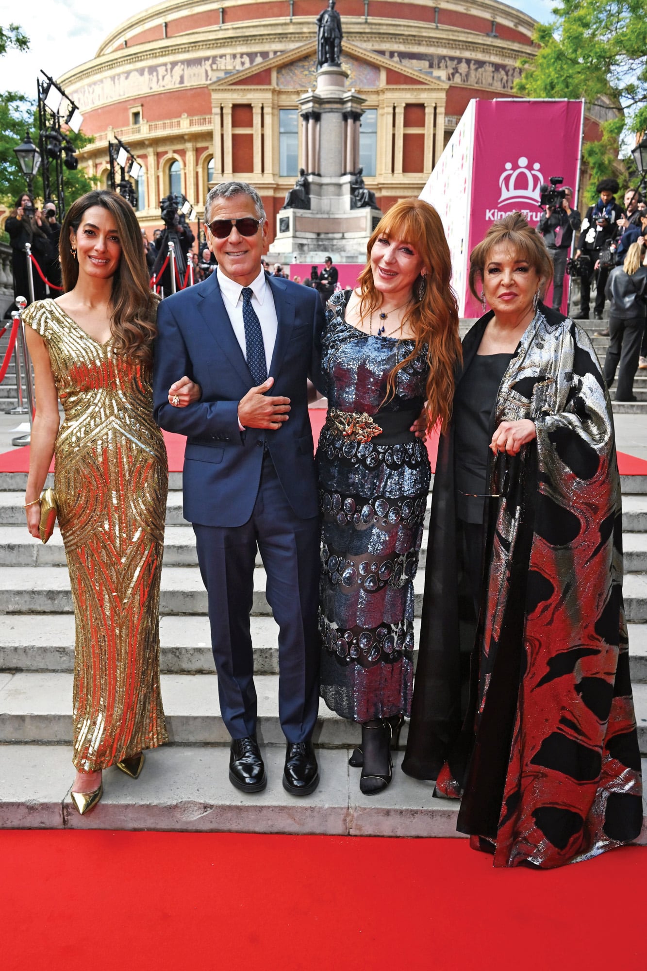 Clooney y su mujer, junto a la
maquilladora Charlotte Tilbury y su suegra,
Baria Alamuddin