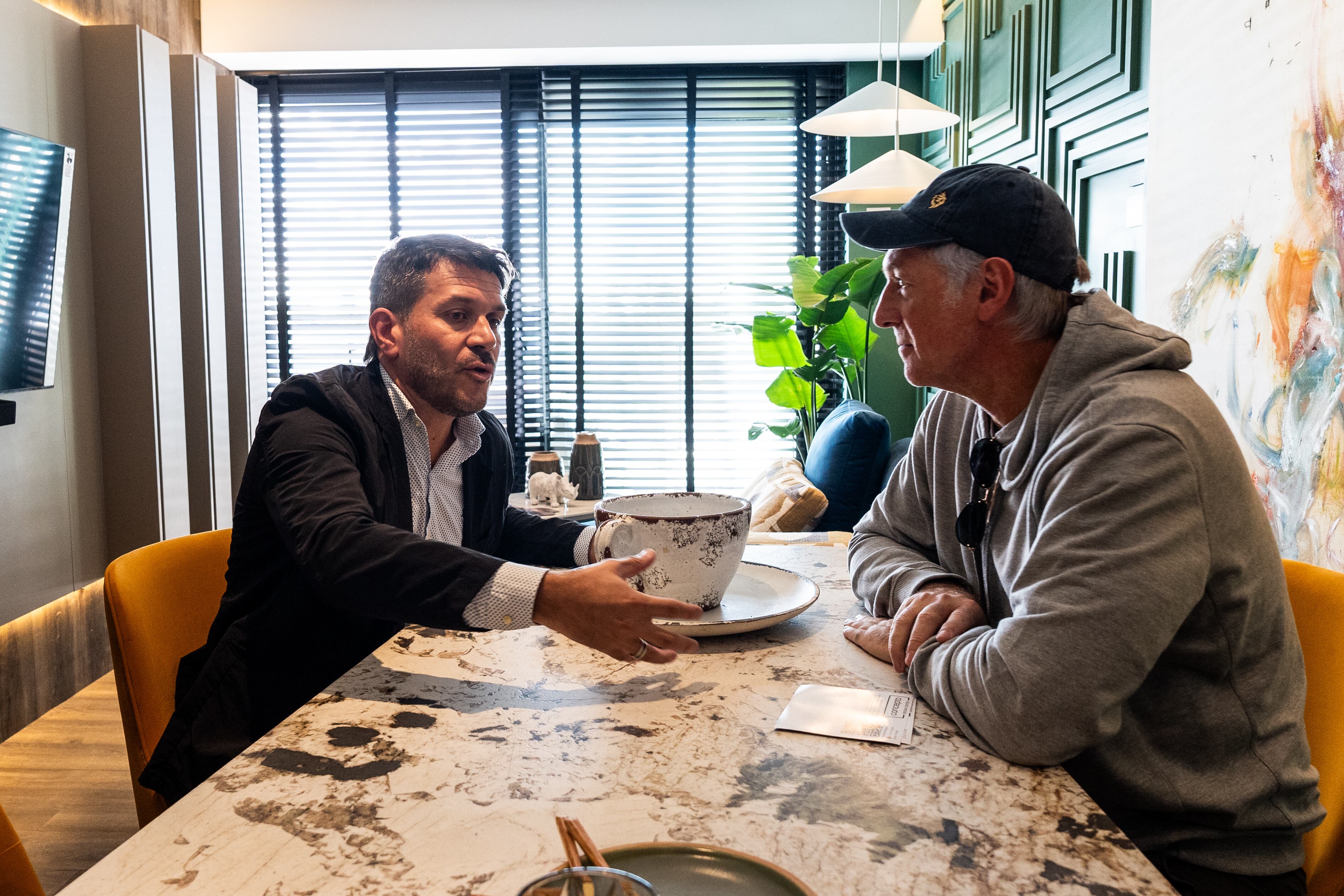 Horacio Cabak junto a Martín Cabral, de Concepto Design Center, en el departamento que su firma ambientó en Experiencia Living junto con la arquitecta Alejandra Roteta.
