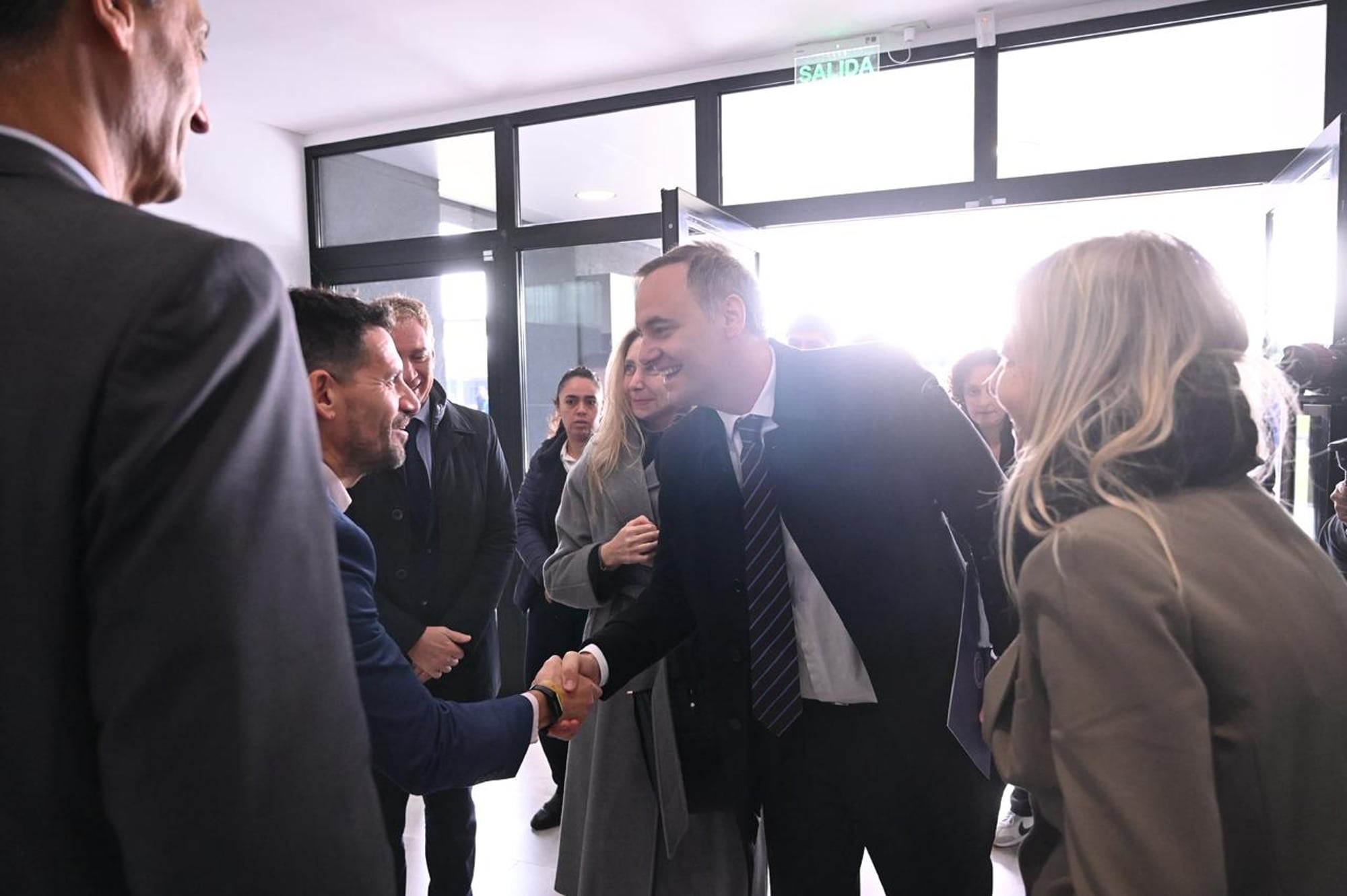 El jefe de Gabinete, Manuel Adorni, encabezó la inauguración oficial del nuevo Centro Industrial Zárate de Mercedes-Benz Camiones y Buses Argentina, acompañado por la secretaria general de la Presidencia, Karina Milei, y el ministro del Interior, Diego Santilli