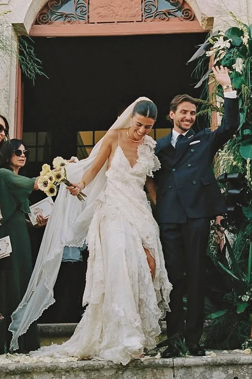 La influencer con el vestido principal de su boda: una creación realizada en organza de seda con volumen, flores bordadas y una gran cola que lleva la firma de Jonathan Anderson, director
artístico de Dior