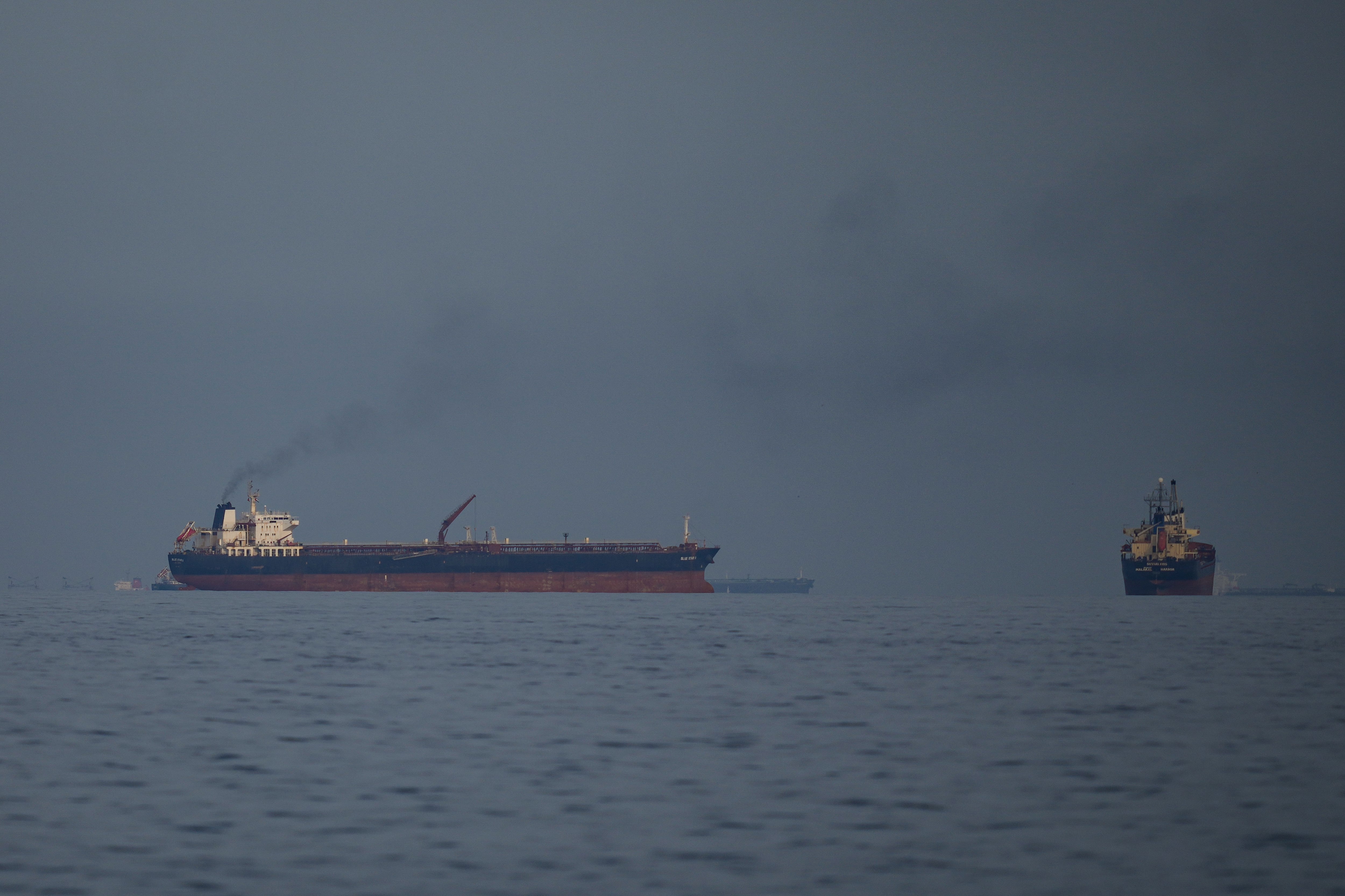 Petroleros y cargueros se alinean en el estrecho de Ormuz, vistos desde Khor Fakkan, Emiratos Árabes Unidos, el miércoles 11 de marzo de 2026. (Foto AP/Altaf Qadri)