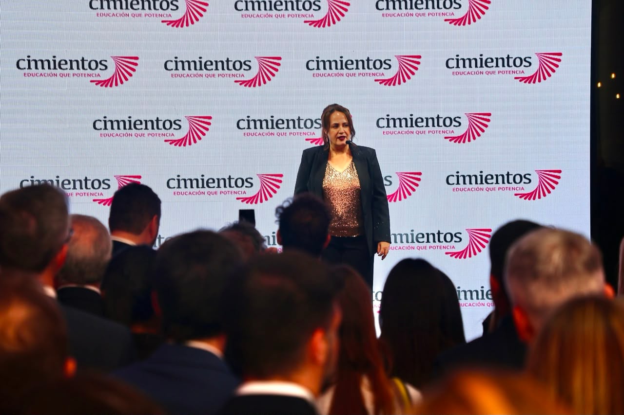La directora ejecutiva de Fundación Cimientos, Mercedes Méndez Ribas remarcó: “Es importante poner a la educación en primer plano porque en la Argentina de hoy, más del 42 por ciento de los adultos no terminó la escuela secundaria. Esa cifra preocupa porque sabemos que la probabilidad de acceder a un empleo formal es el doble para quienes tienen título secundario que para quienes no lo tienen. Y cuando las oportunidades educativas son desiguales, también se vuelven desiguales las oportunidades de construir un proyecto de vida”