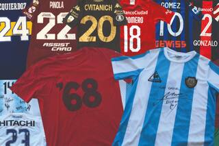 Camisetas solidarias. Rock y fútbol: la campaña de Ciro, con apoyo de Maradona