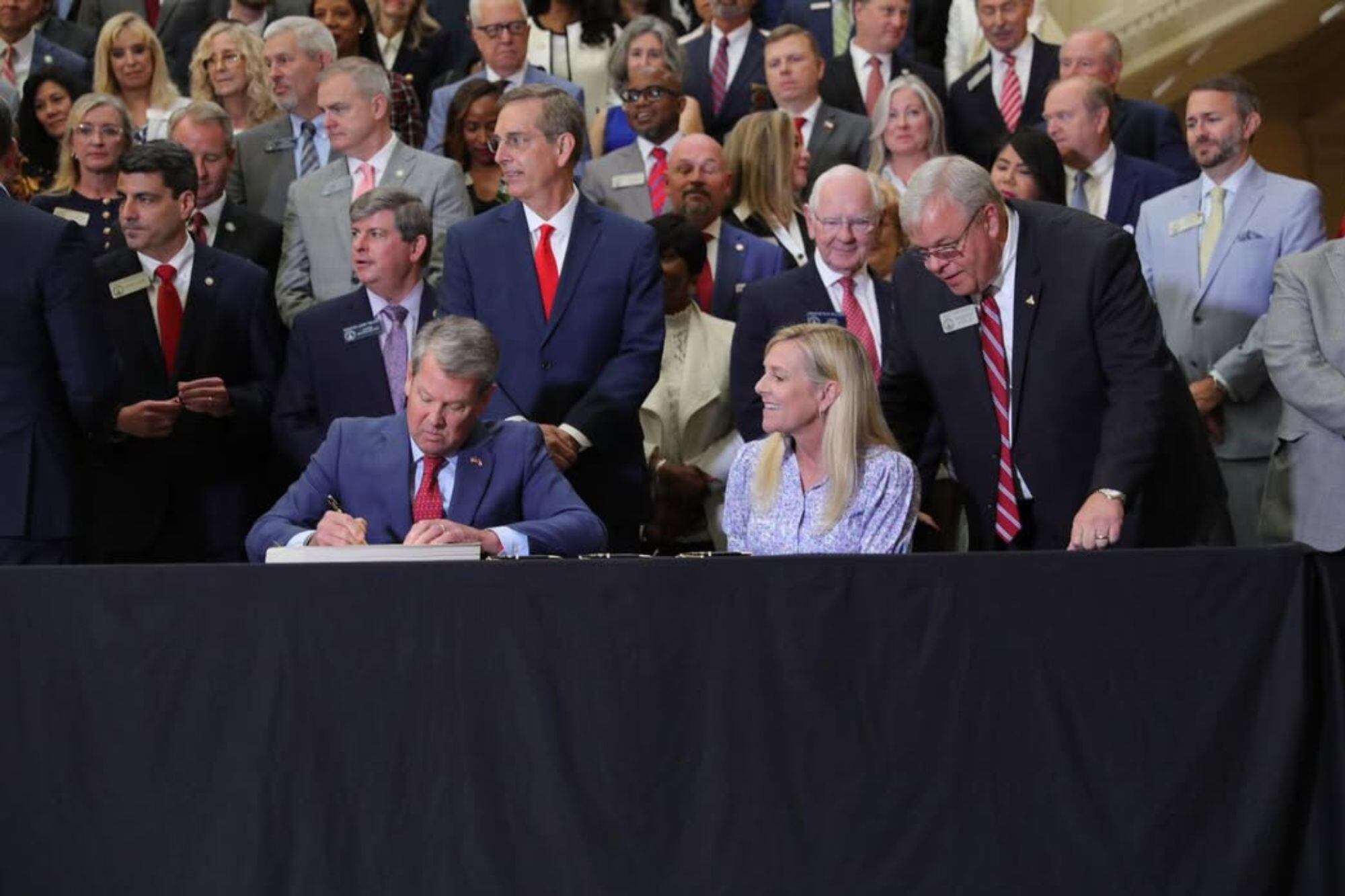 El gobernador de Georgia, Brian Kemp, firmó un paquete de leyes que entran en vigor en julio