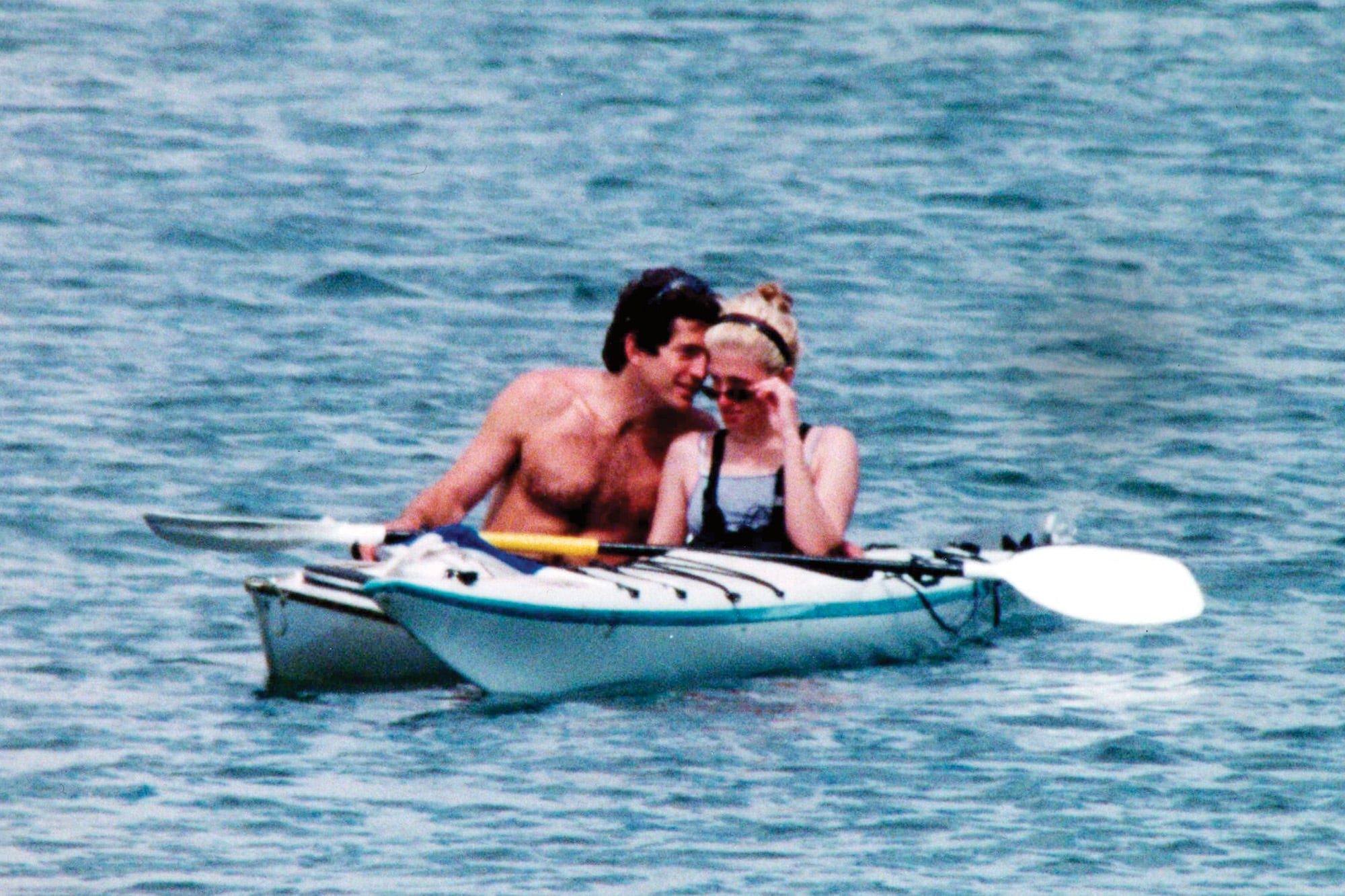 John F. Kennedy Jr. y su mujer disfrutando de un fin de semana de descanso en Martha’s Vineyard, en 1997.