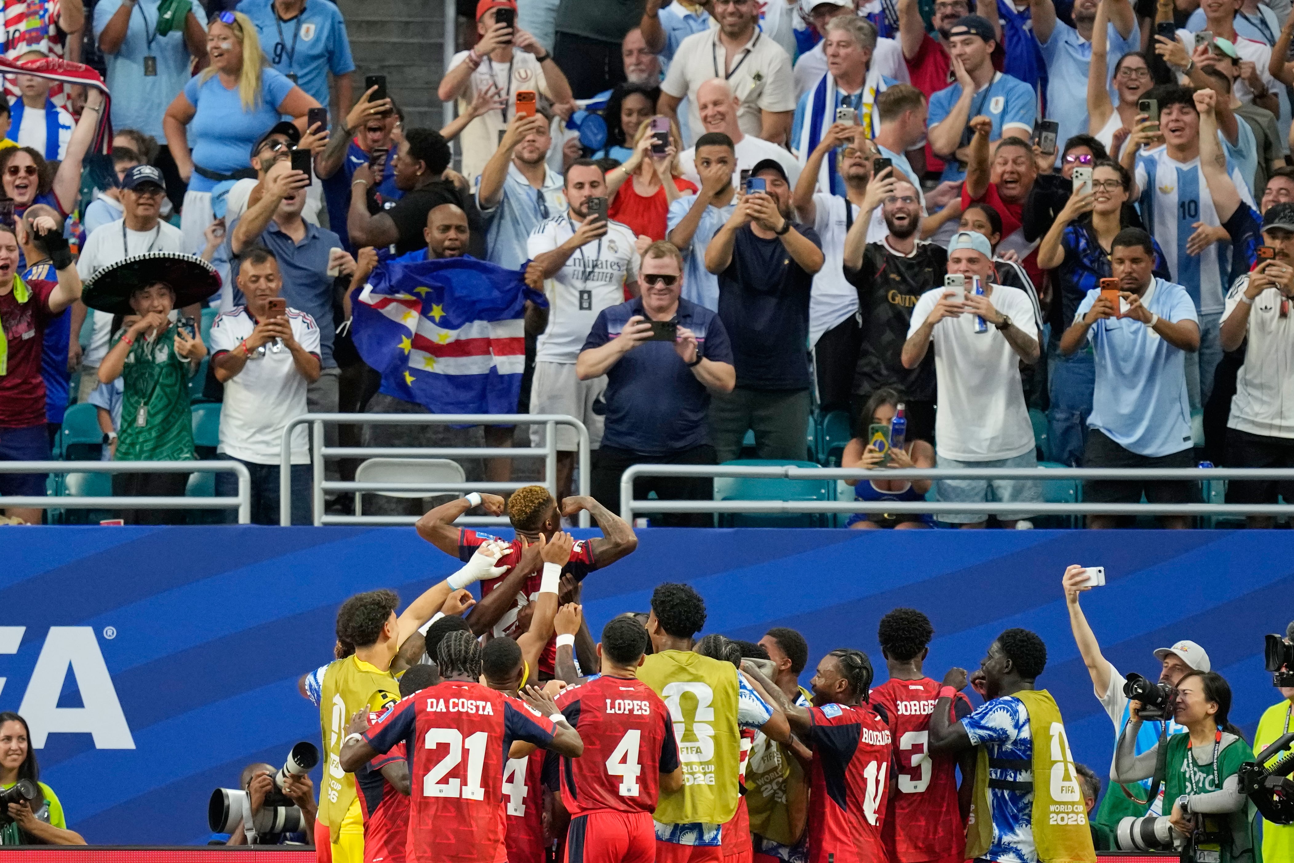 Los jugadores de Cabo Verde festejan con sus hinchas