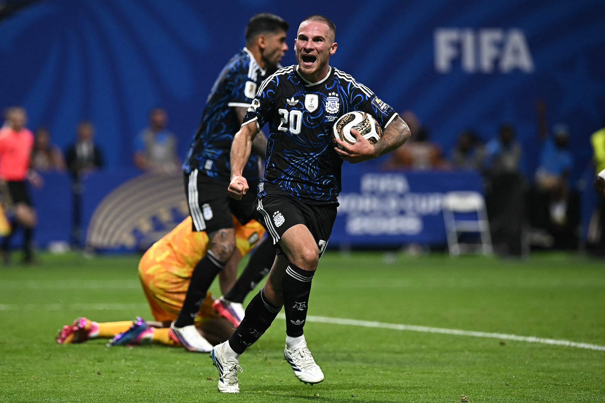 En su mensaje Mac Allister recordó que los argentinos tienen que estar unidos y que ahora la Selección pensará en ir por la revancha (Photo by Paul ELLIS / AFP)