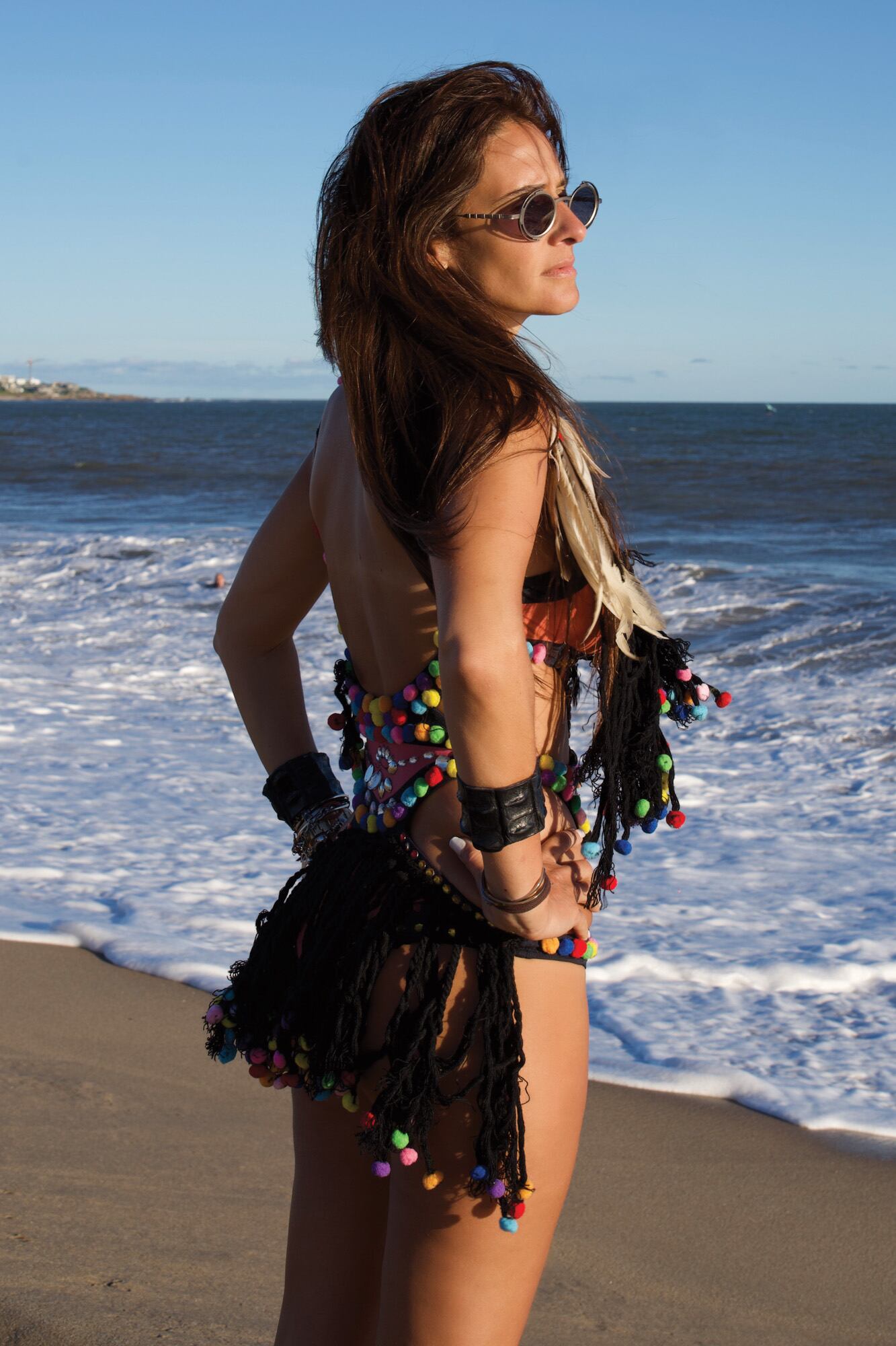 Con una trikini con cuentas de colores, piedras y flecos y muñequeras de cuero, Concepción aprovecha el verano esteño. “La Juanita y la playa de Los Pescadores son las más lindas de José Ignacio. Siempre vengo con mi daybag gigante con diferentes looks de playa”, revela.