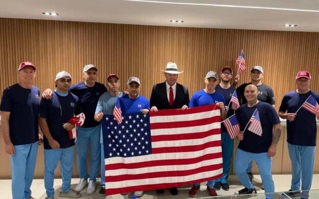 Imagen de los liberados publicada por el gobierno de Washington. Ortiz es el segundo por la derecha en la parte trasera