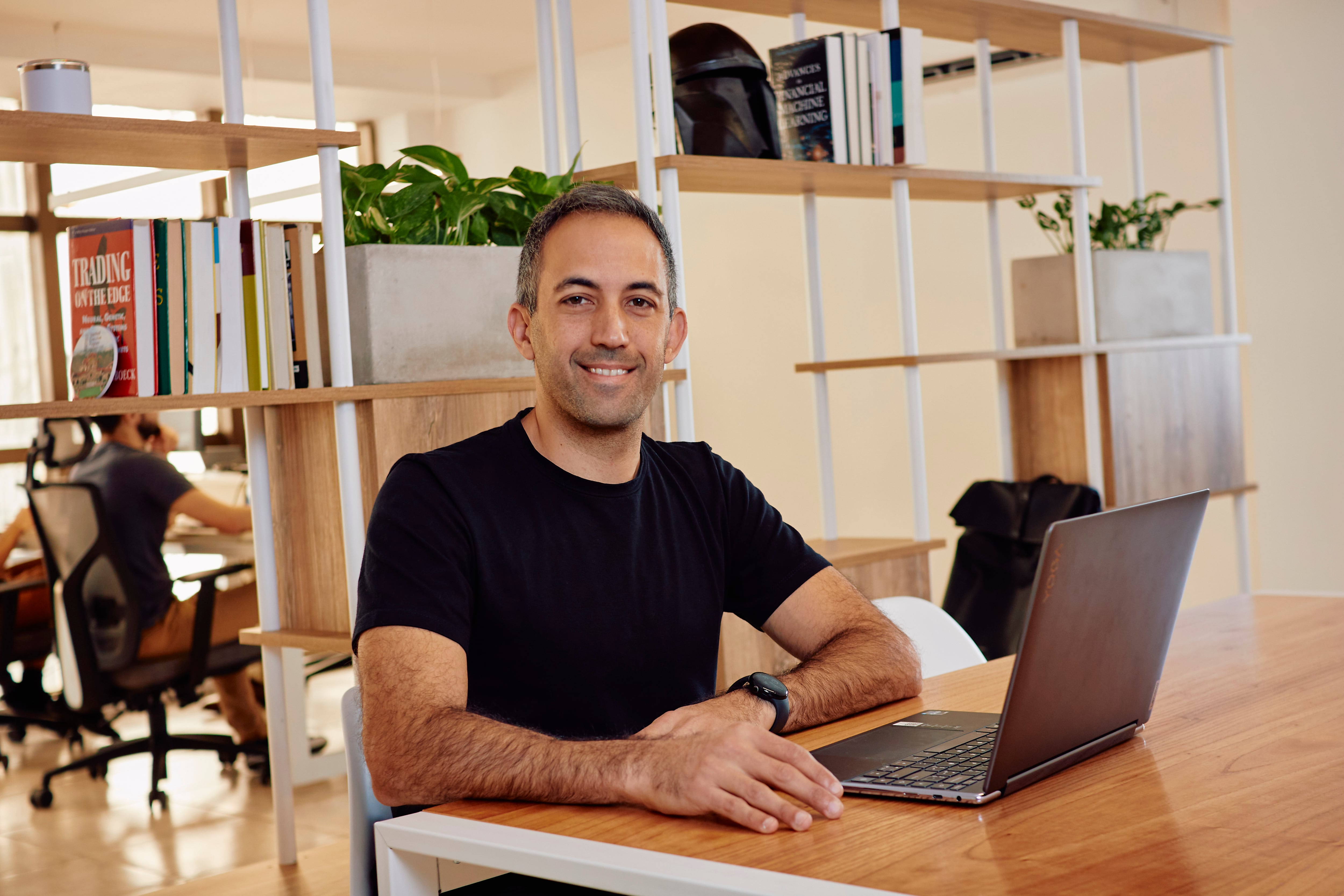 Dejó la investigación en física, apostó por la IA y hoy lleva su startup de la Argentina al mundo