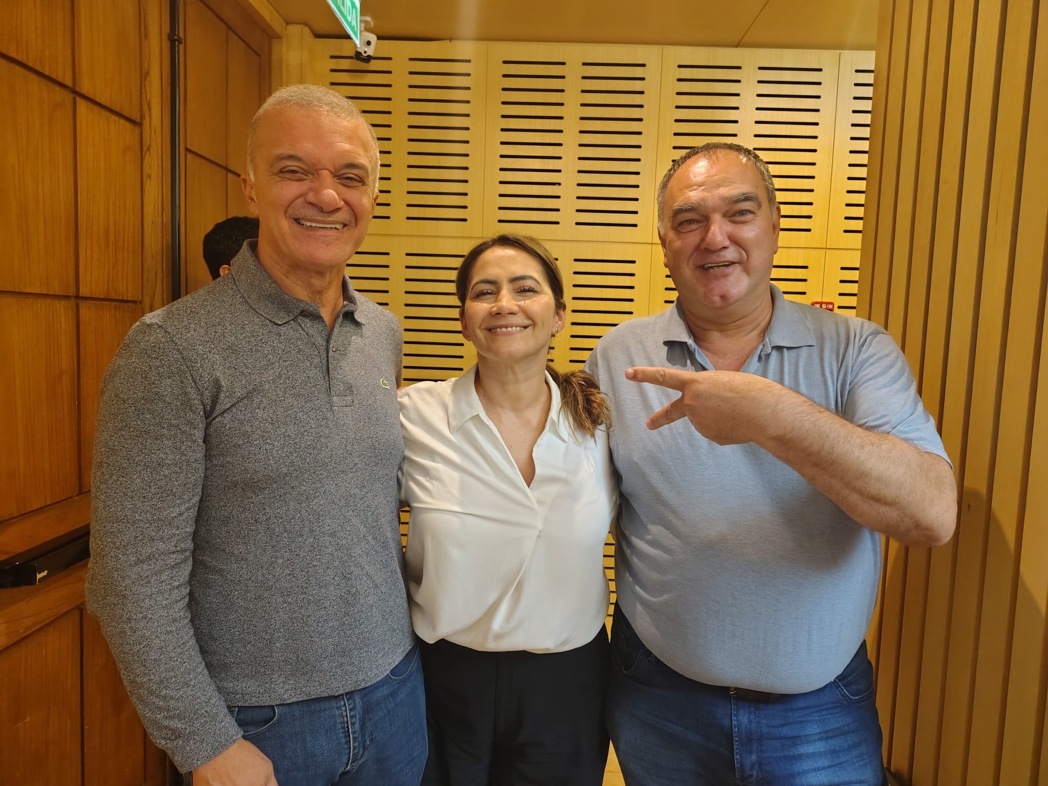 Carlos Arce y Sonia Rojas Decut, con el dirigente misionero Roque Gervasoni