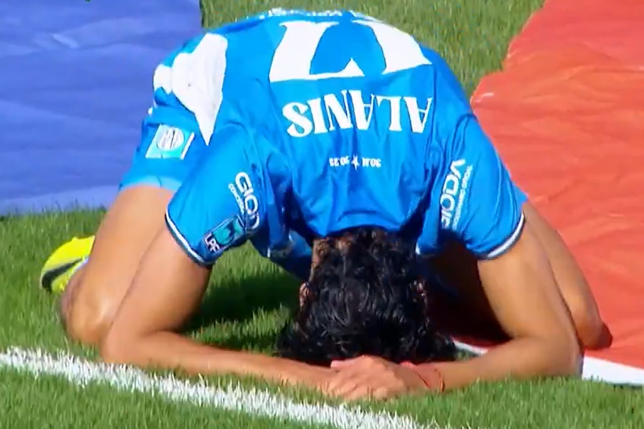 Alanís no lo puede creer: tuvo el gol de la victoria para Estudiantes de Río Cuarto ante Aldosivi en Mar del Plata y le erró al arco