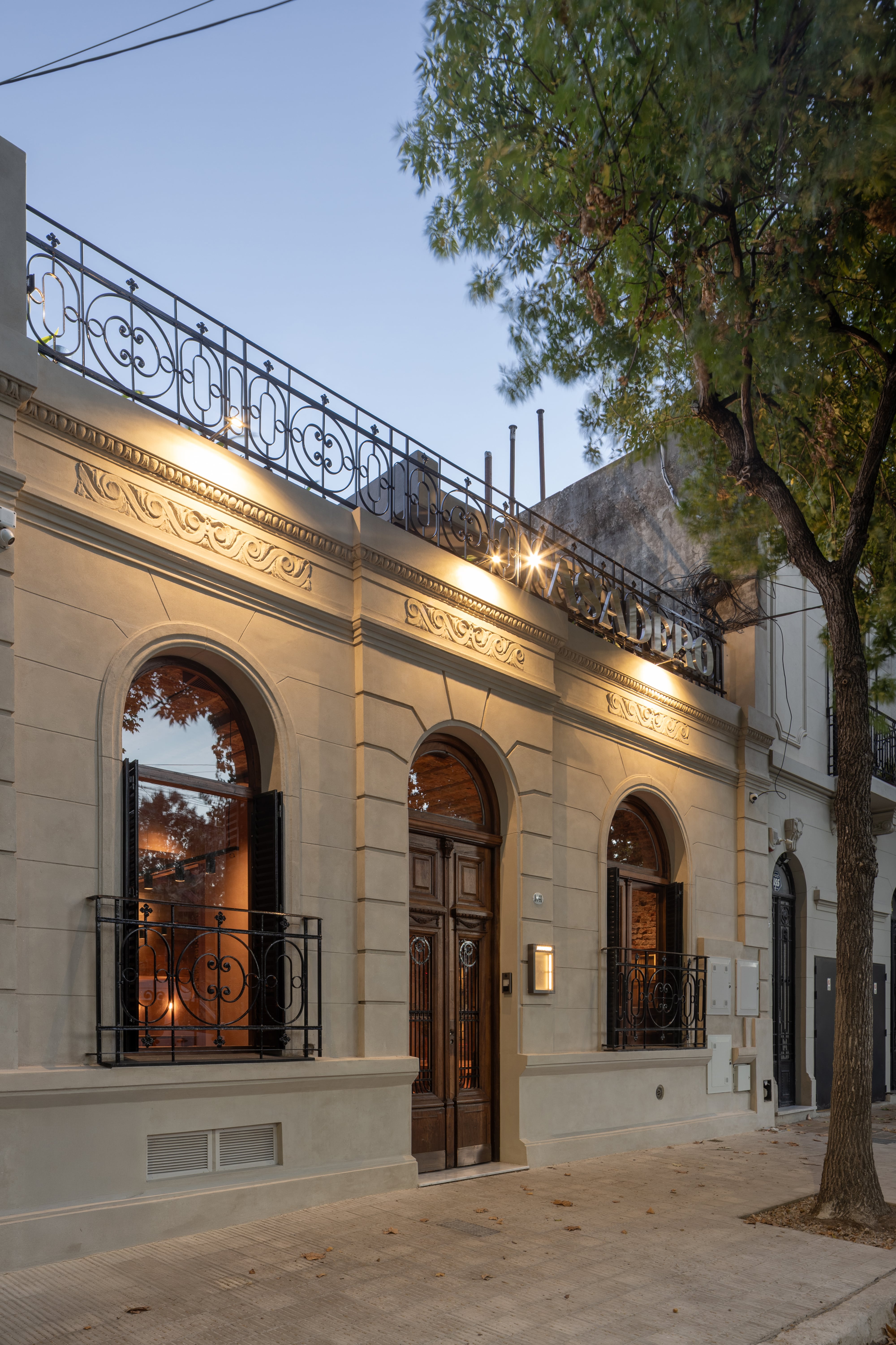 La fachada de la casa chorizo mantuvo su estilo original, contrastando con el interior completamente moderno
