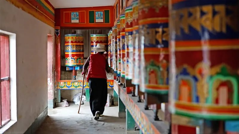 La BBC visitó un monasterio tibetano que ha sido durante décadas un foco de resistencia