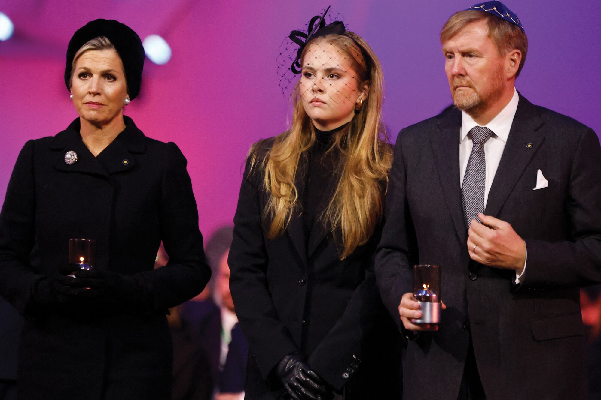 Máxima, con un abrigo de lana de Natan (lo usó en el funeral de su cuñado, el príncipe Friso, en 2013), un turbante de terciopelo de Bronté y aros de perlas.