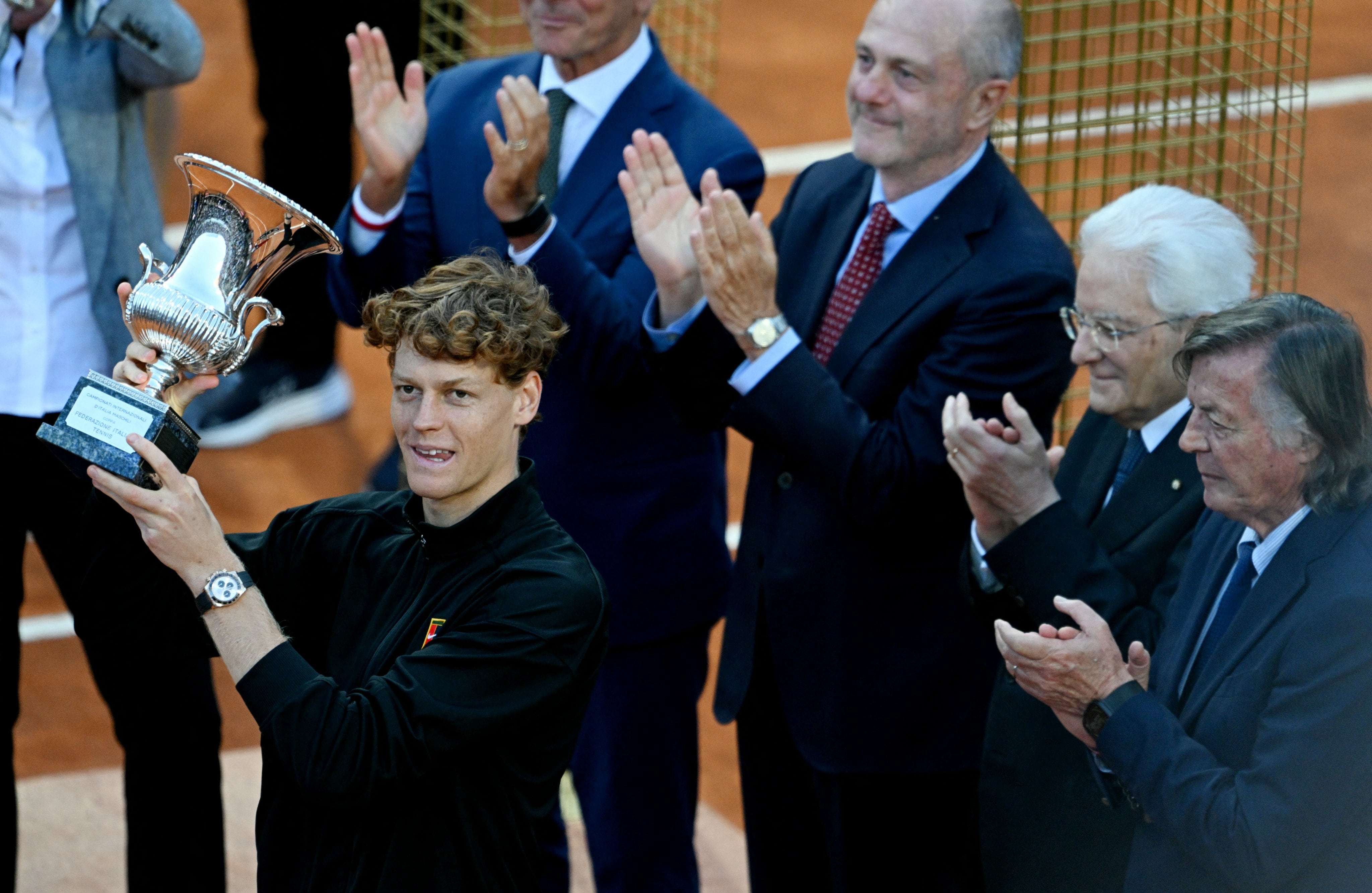 Sinner, con el título de Roma, acompañado por el presidente italiano Sergio Mattarella y Adriano Panatta, que había sido el último campeón local en el Foro romano, en 1976