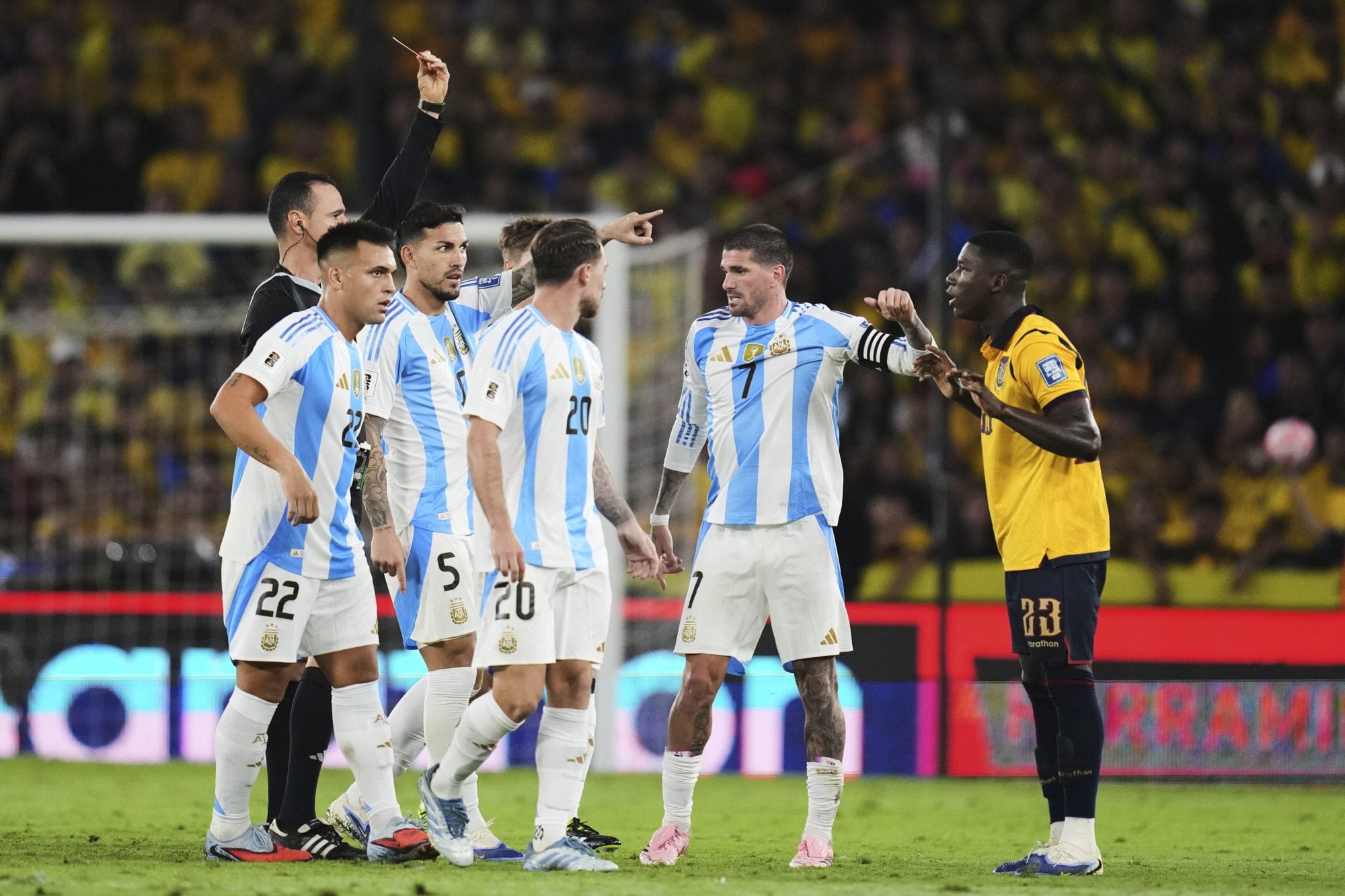 El árbitro Wilmar Roldan le muestra la tarjeta roja a Moisés Caicedo, durante el partido entre Ecuador y Argentina, por la última fecha de las eliminatorias sudamericanas