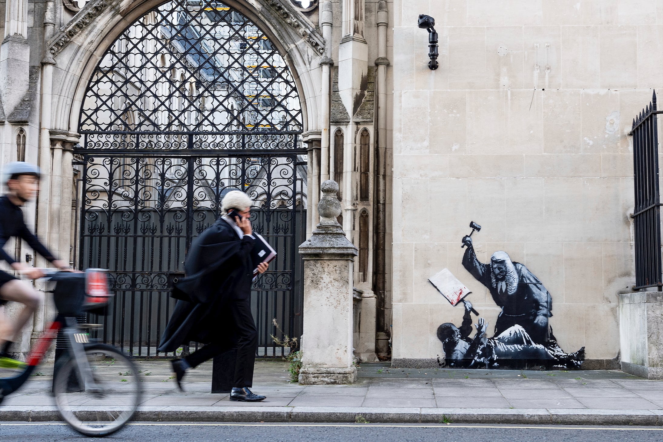 El mural de Bansky había aparecido en Londres el lunes; el artista se adjudicó la autoría en un posteo de Instagram