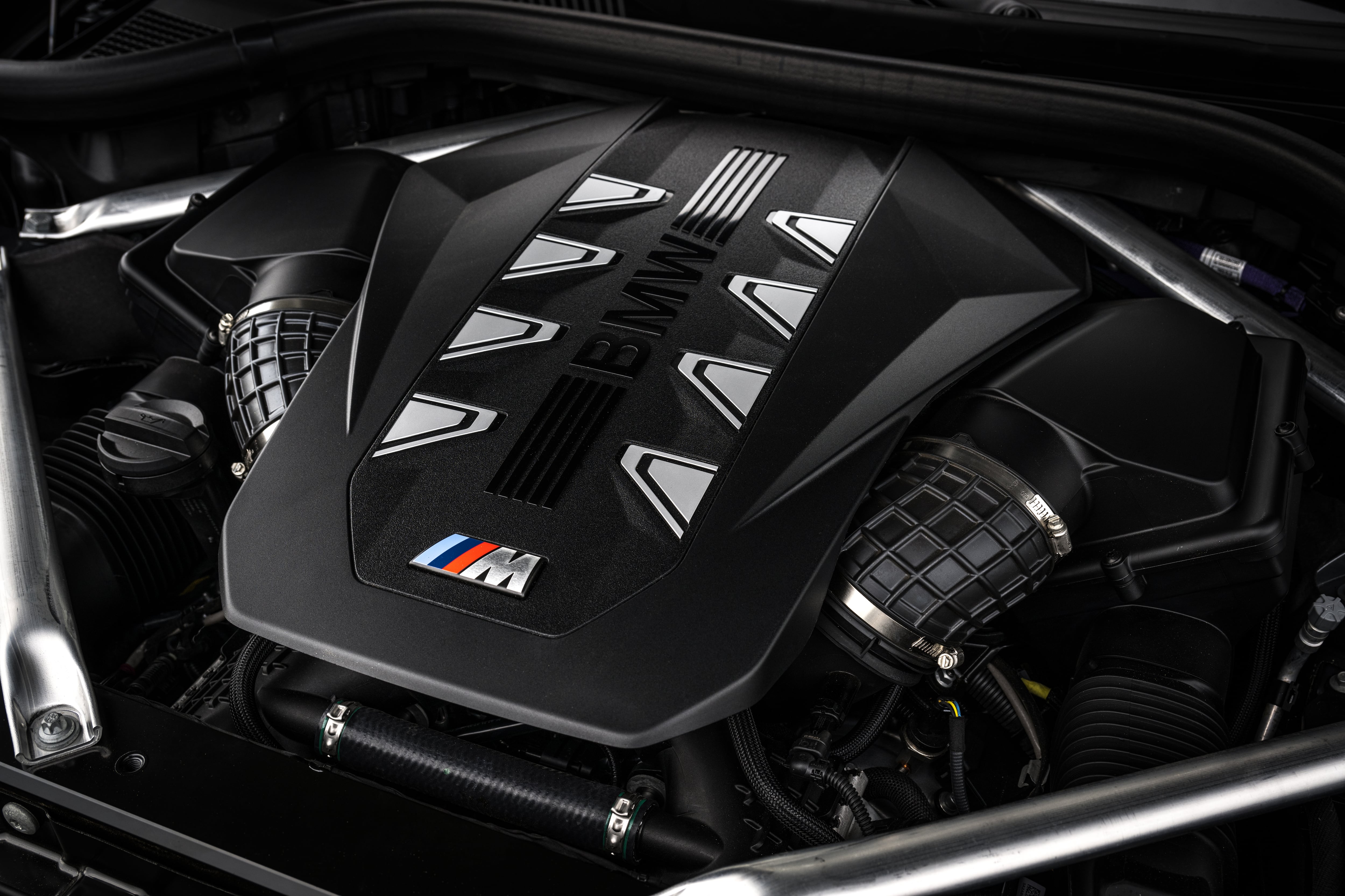 Tiene un motor V8 4.4 biturbo de 537 CV