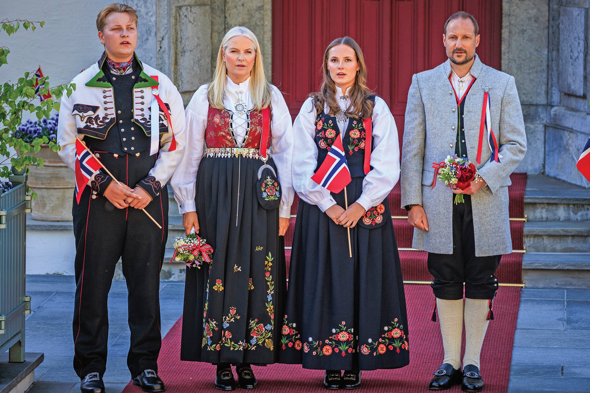 En 2025, durante el Día Nacional, junto a su hermano, Sverre Magnus, y sus padres, Haakon Magnus y Mette-Marit, luciendo trajes típicos