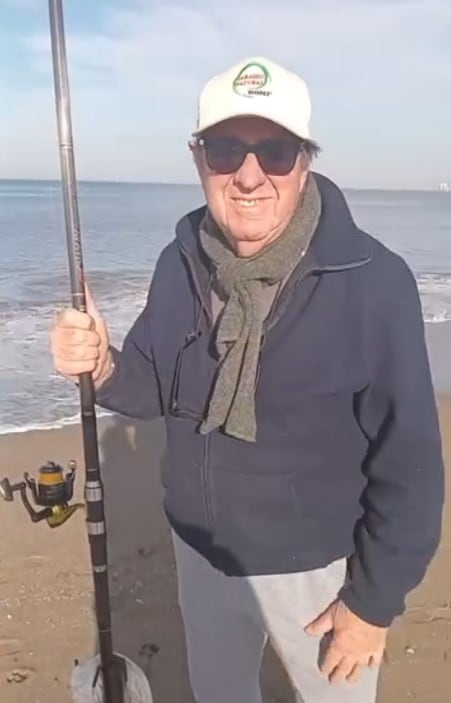 Gustavo logró saltar del barco a una roca, pero enseguida se lo llevó una ola mar adentro (Foto: paraisonaturaltv)